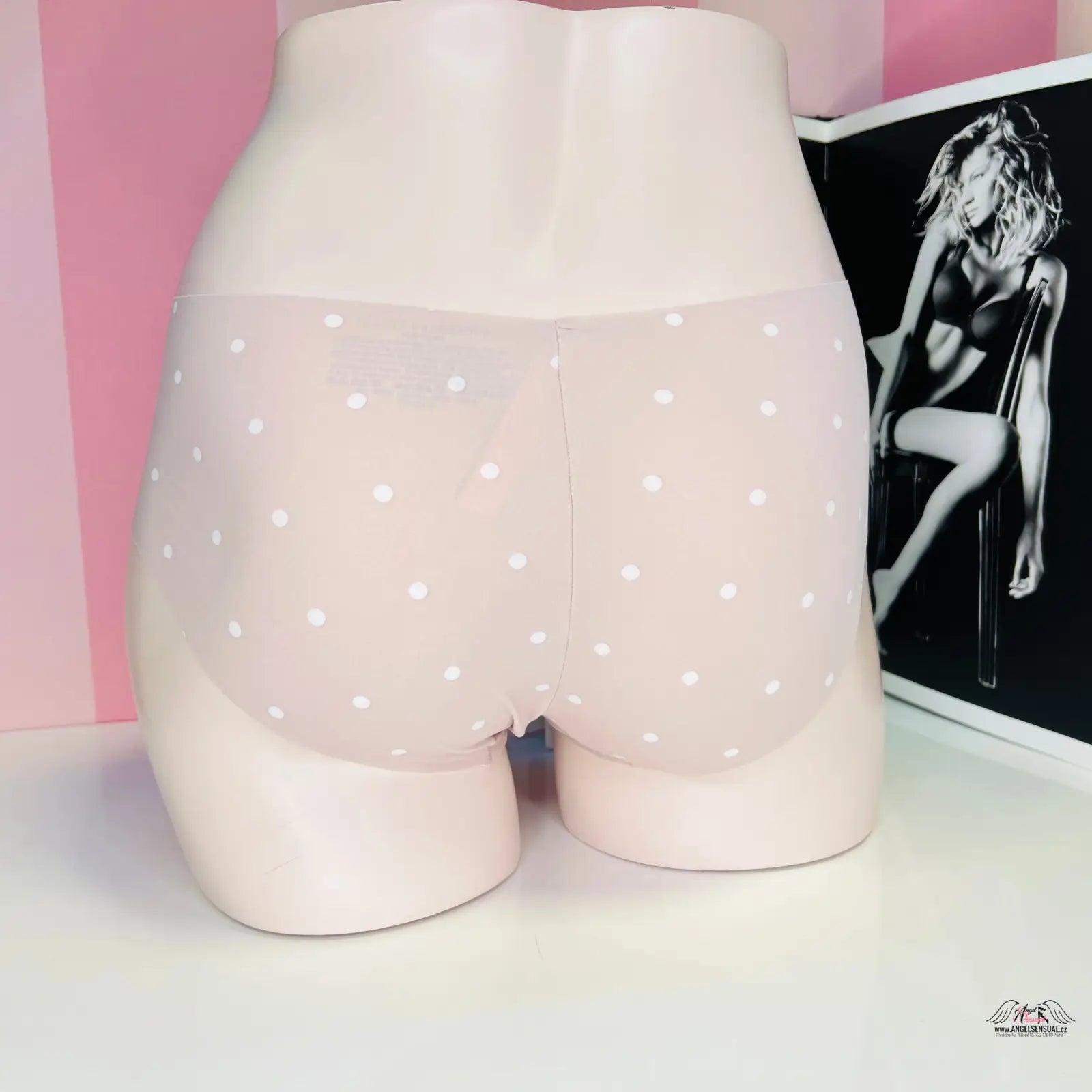 Pale pink mannequin lower torso s puntíky, stylové bezešvé barevné kalhotky