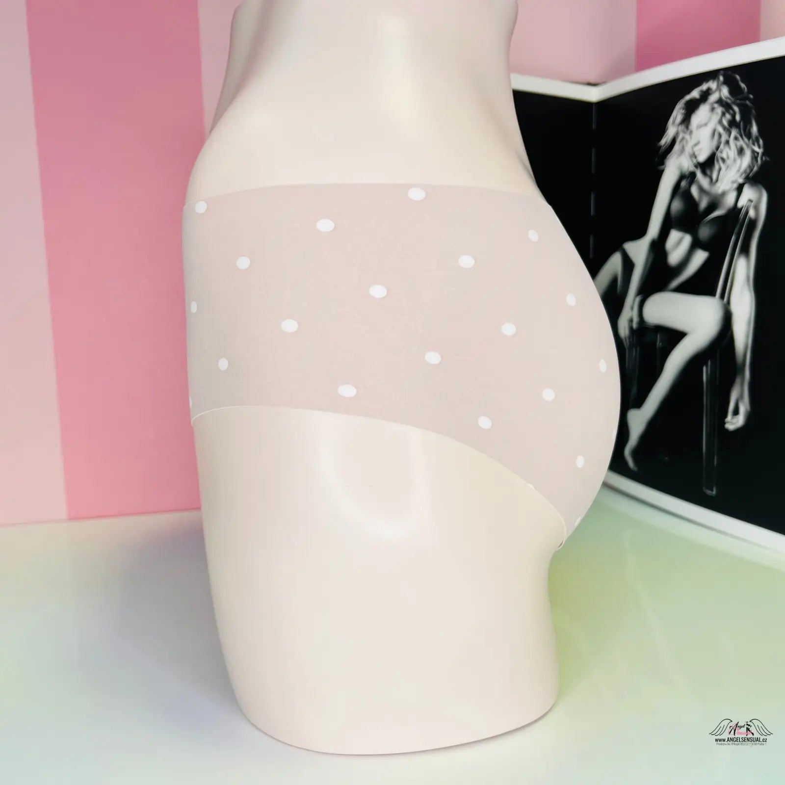 Bílé keramické váza s puntíky, ideální k stylovým bezešvým barevným kalhotkám Victoria’s Secret