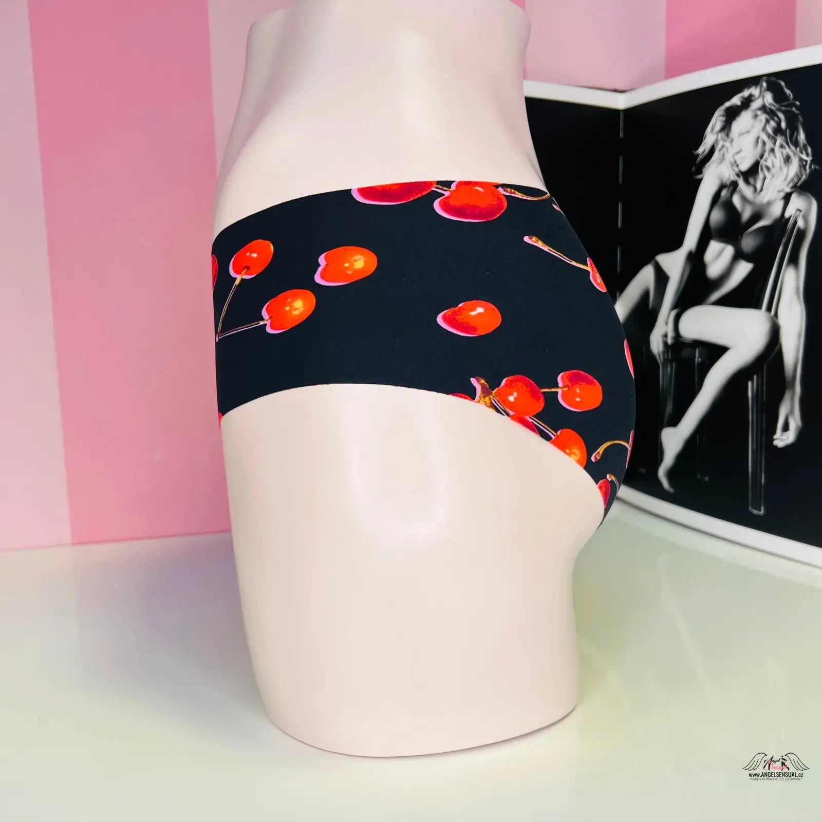 Mannequin torso v černých bezešvých kalhotkách s třešňovým vzorem