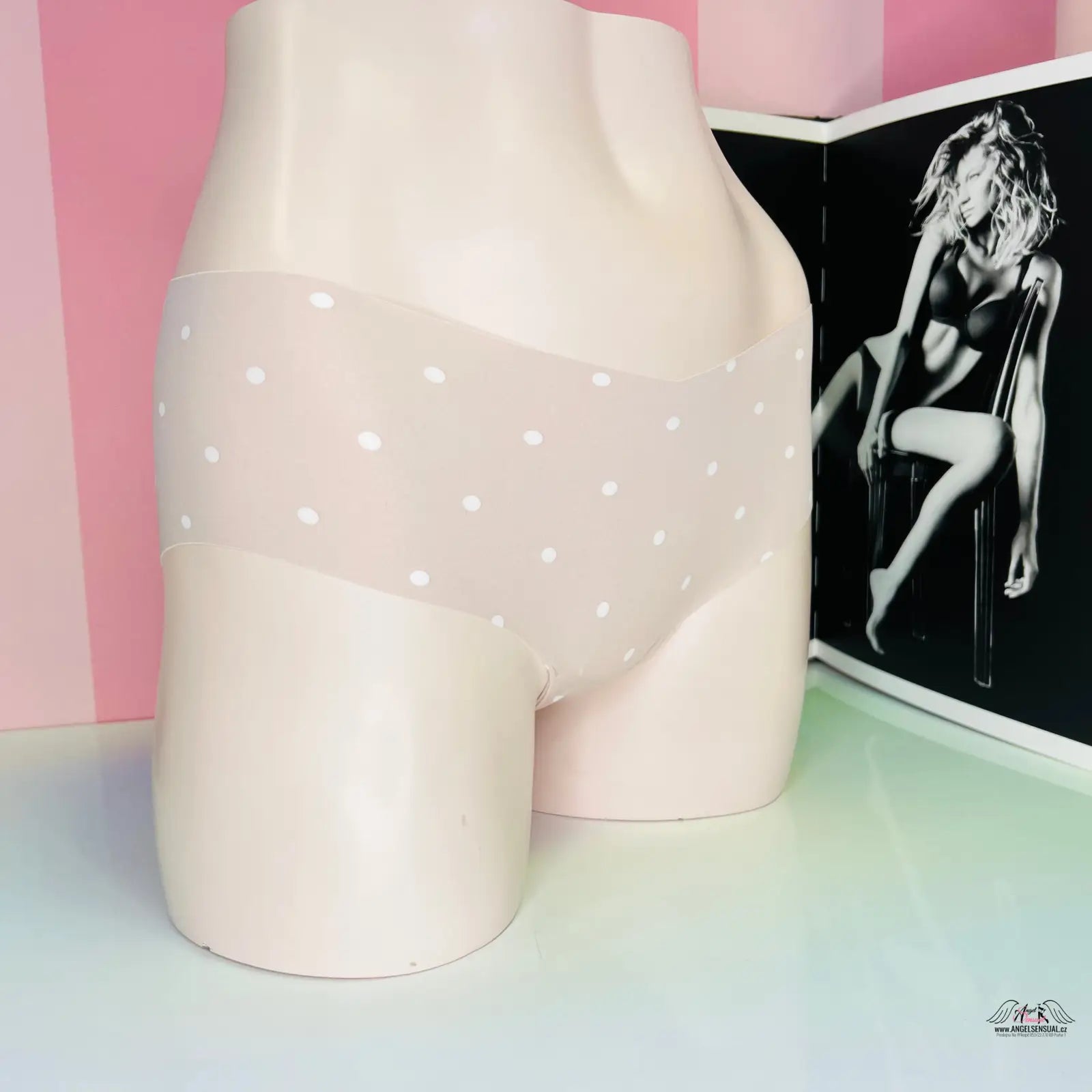 Bezešvé barevné kalhotky Victoria’s Secret Puntíky/Třešeň s polka dot vzorem