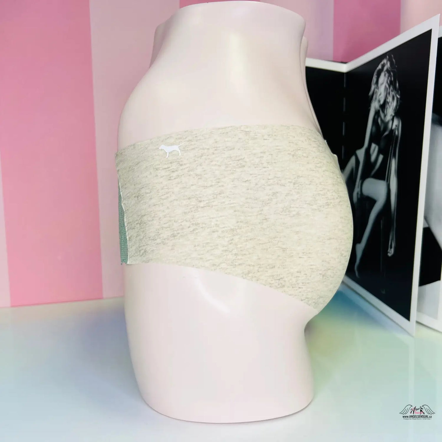 Lace-covered mannequin torso displaying Victoria’s Secret bezešvé kalhotky s krajkou