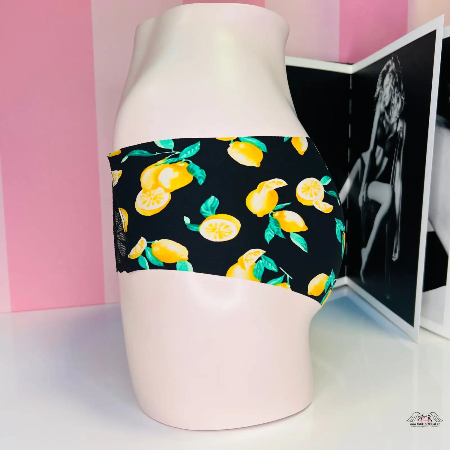 Lemonové vzorované celé bezešvé kalhotky na manekýnce z kolekce Victoria’s Secret