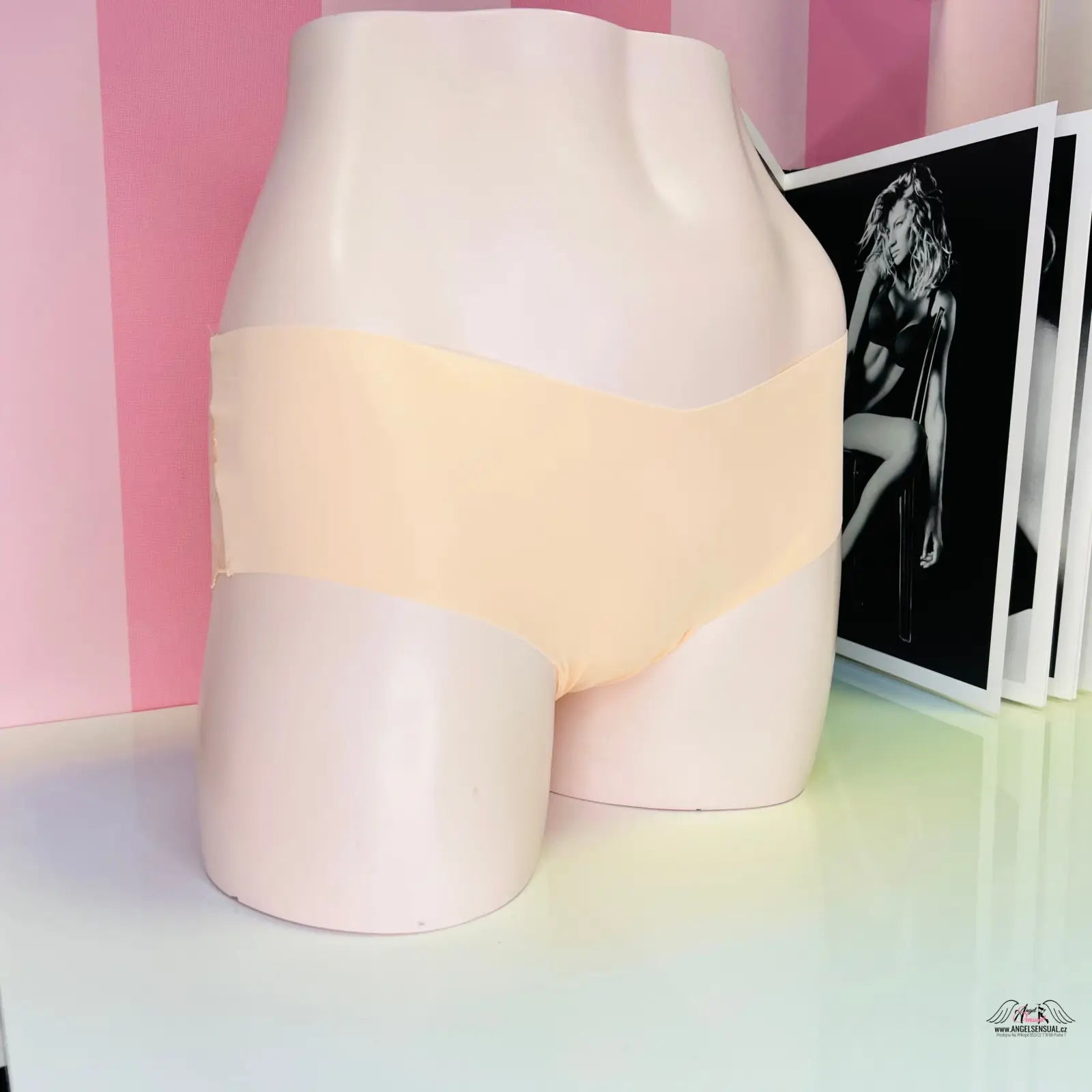 Mannequin torso s bezešvými kalhotkami s květinovým vzorem pro speciální příležitosti
