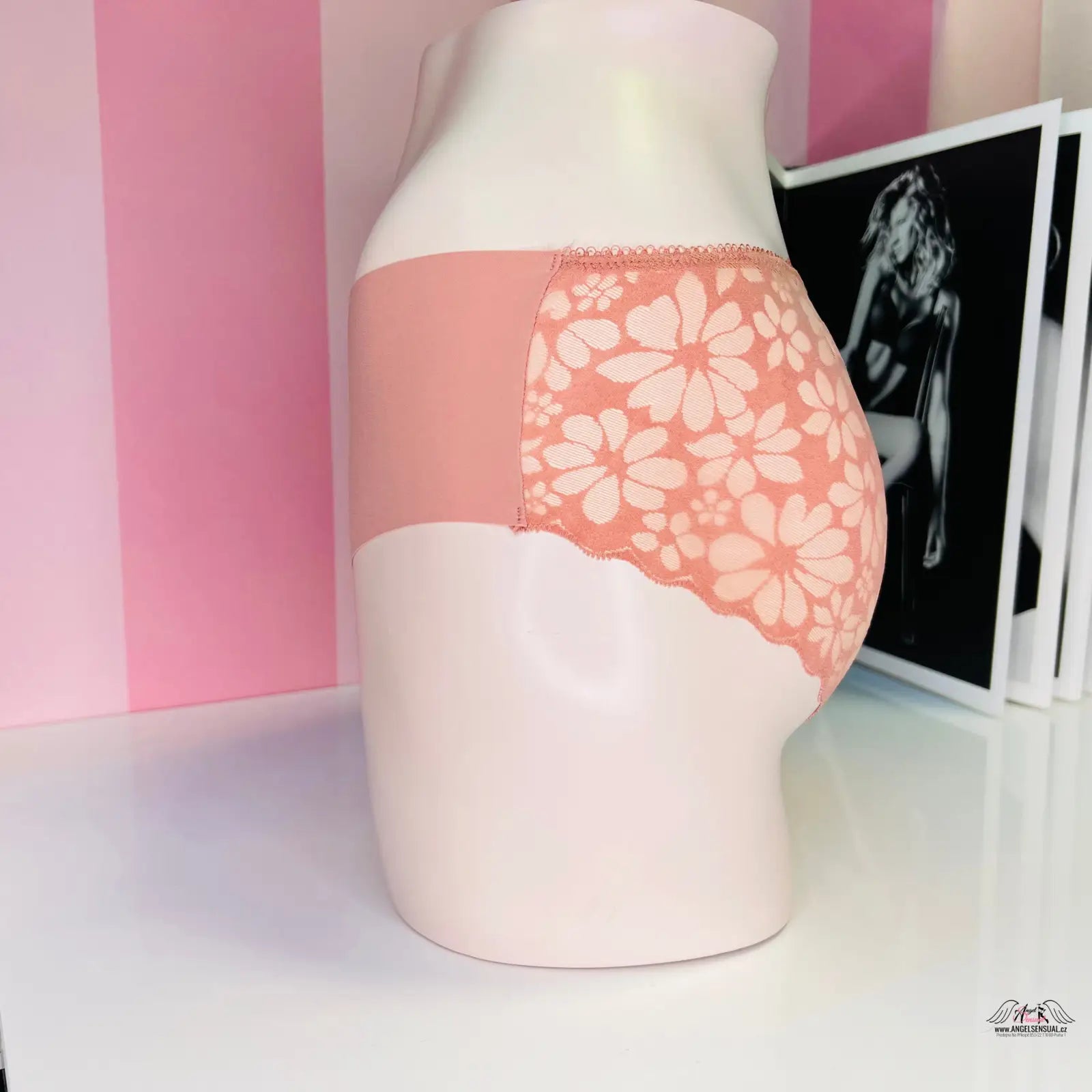 Ceramická váza ve tvaru ženského torza s květinovým vzorem na bezešvých kalhotkách
