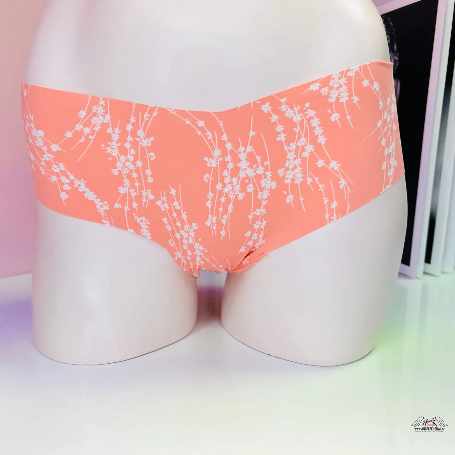 Bezešvé kalhotky s růžovo-bílým květinovým vzorem, lingerie, apparel & accessories