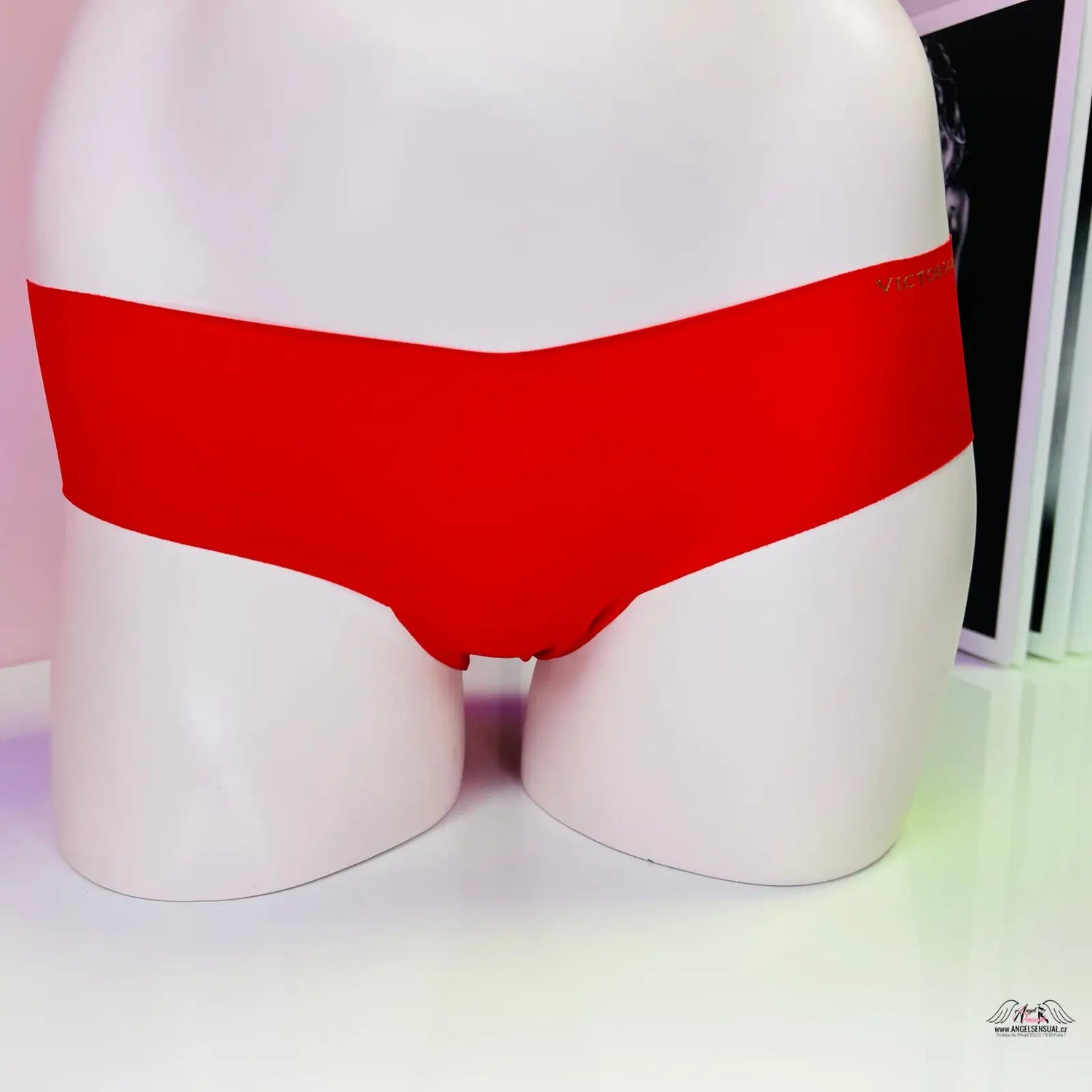 Bílá manekýnka s bezešvými kalhotkami Více Barev s zlatým nápisem, lingerie