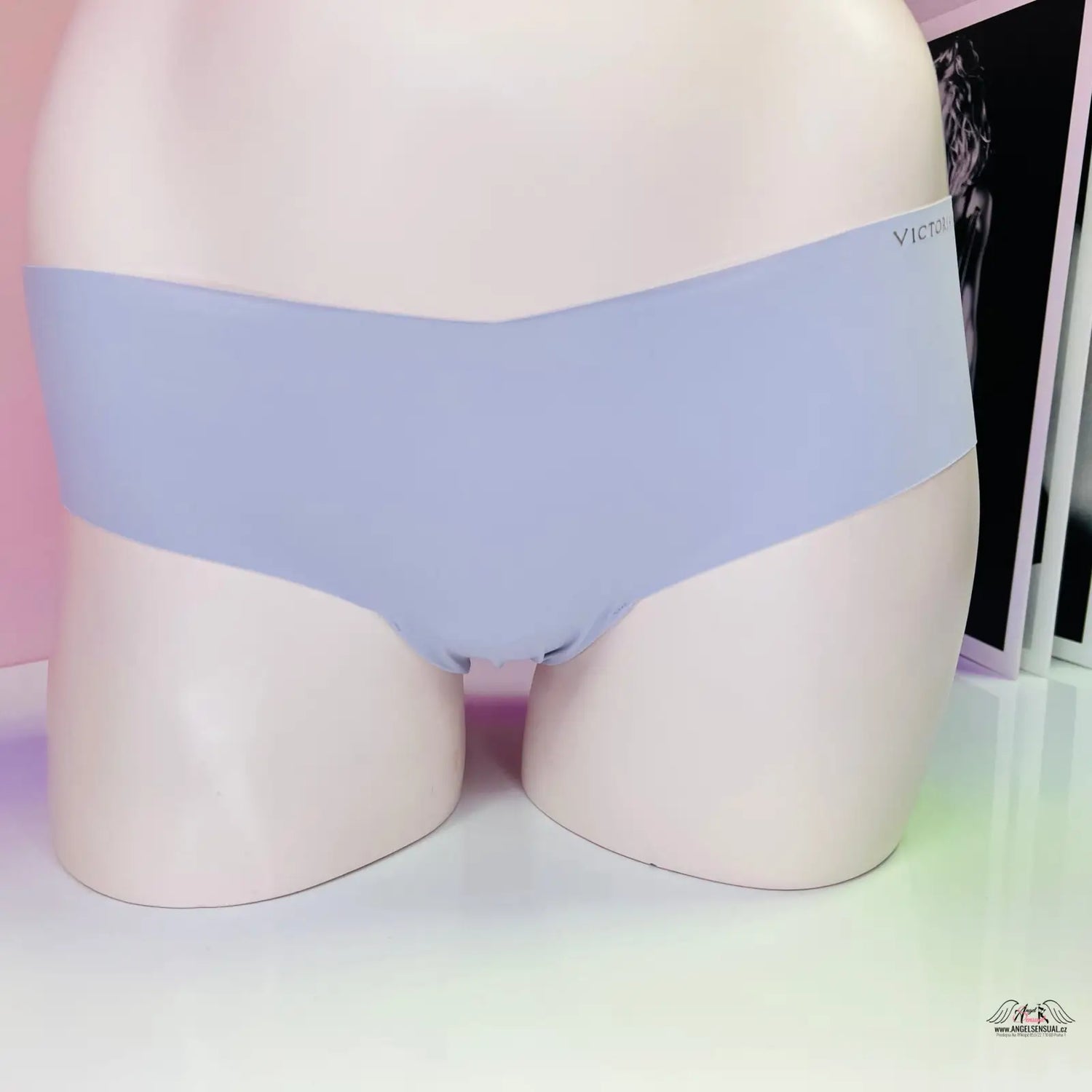 Bílé bezešvé kalhotky Victoria’s Secret s zlatým nápisem, ideální pro lingerie a apparel & accessories