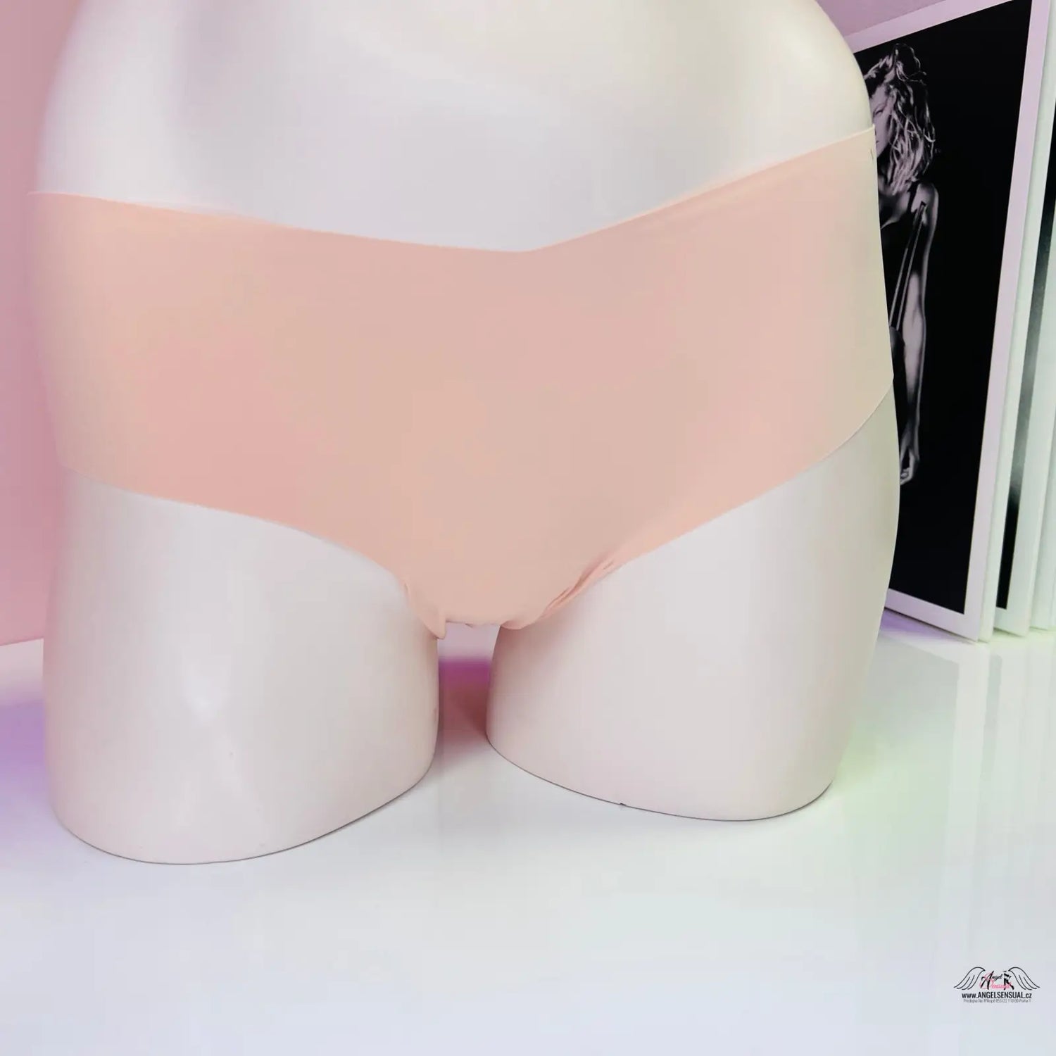 Bezešvé kalhotky Victoria’s Secret s růžovým pasem a zlatým nápisem, ideální lingerie