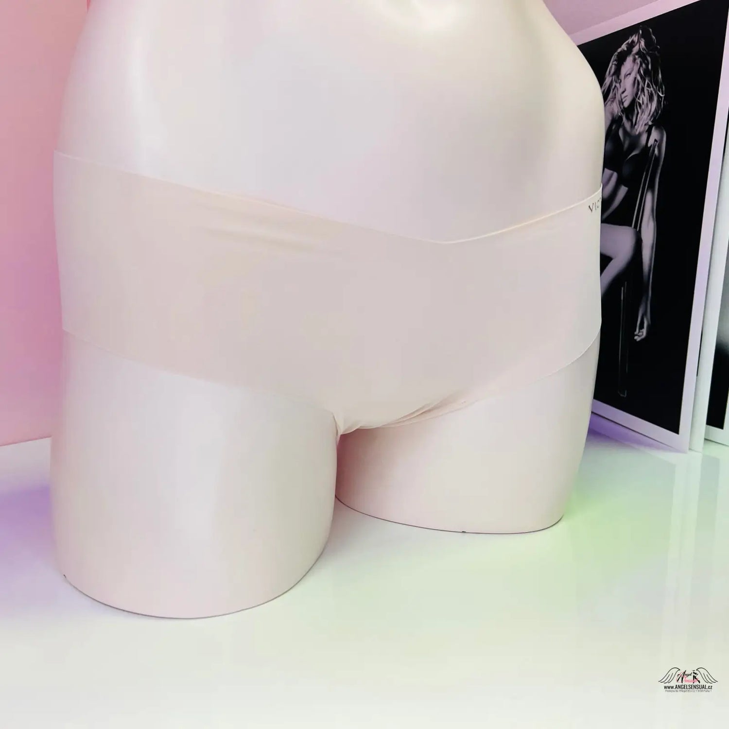 Bezešvé kalhotky Victoria’s Secret s bílou sochou a černobílým obrázkem, lingerie