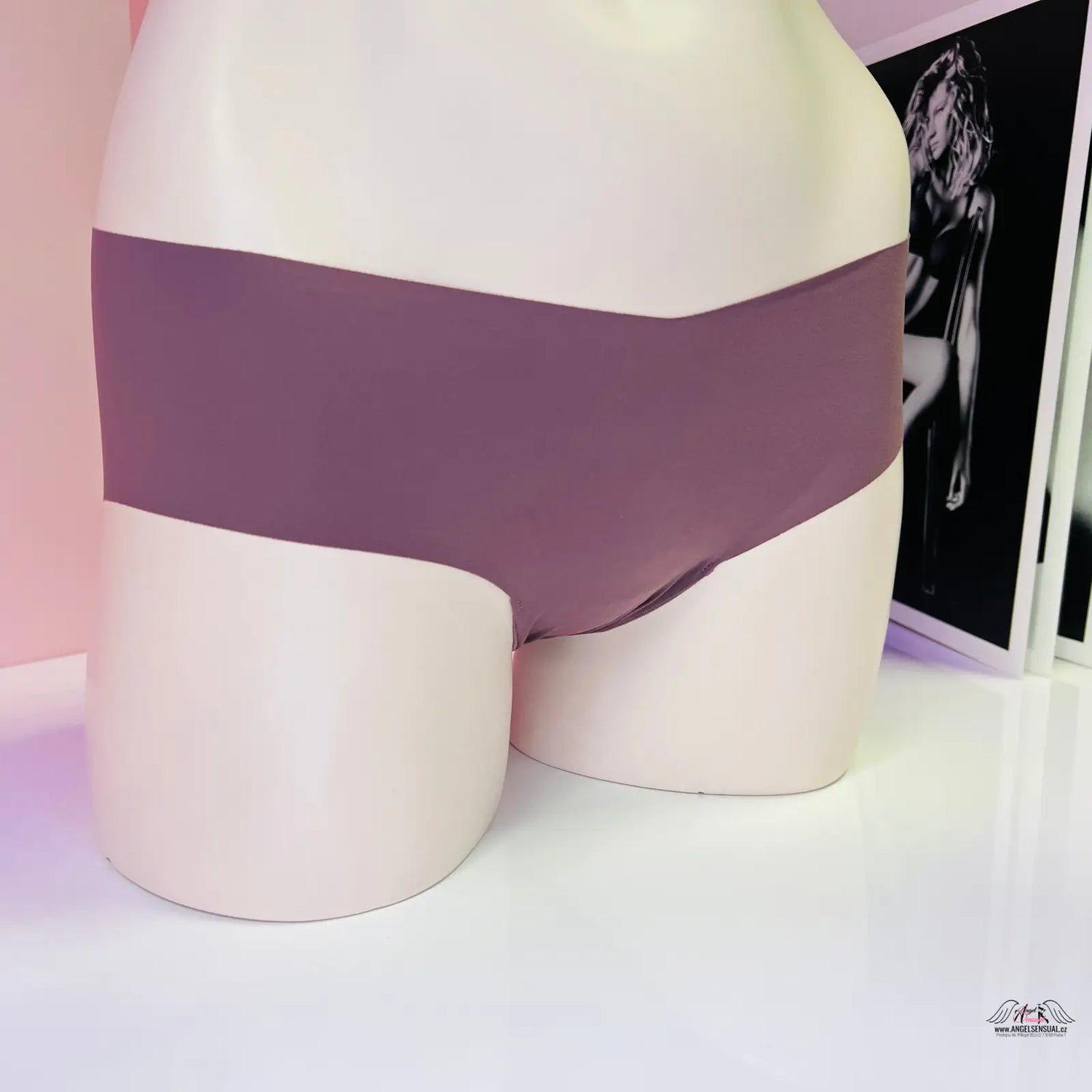 Bezešvé kalhotky Victoria’s Secret s zlatým nápisem, elegantní lingerie a apparel & accessories