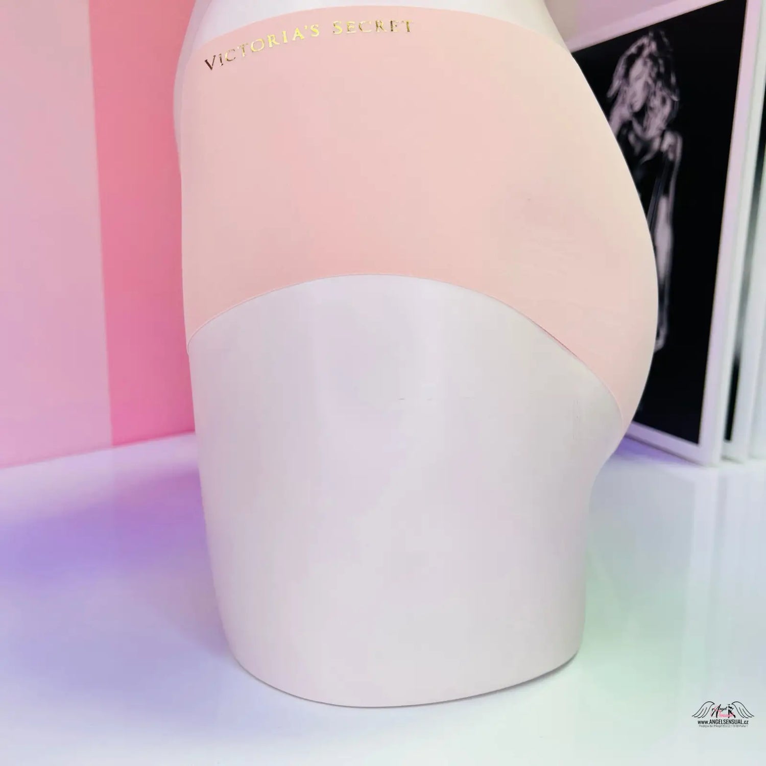 Bílá váza s růžovými a bílými pruhy na fotografii bezešvých kalhotek Victoria’s Secret lingerie