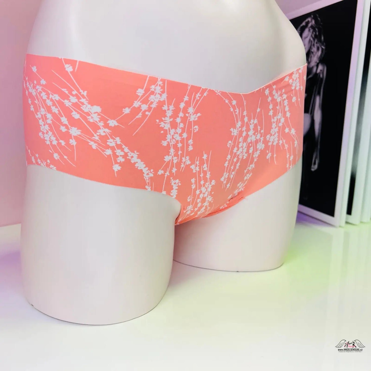 Váza s růžovým a bílým květinovým designem na bezešvých kalhotkách Victoria’s Secret