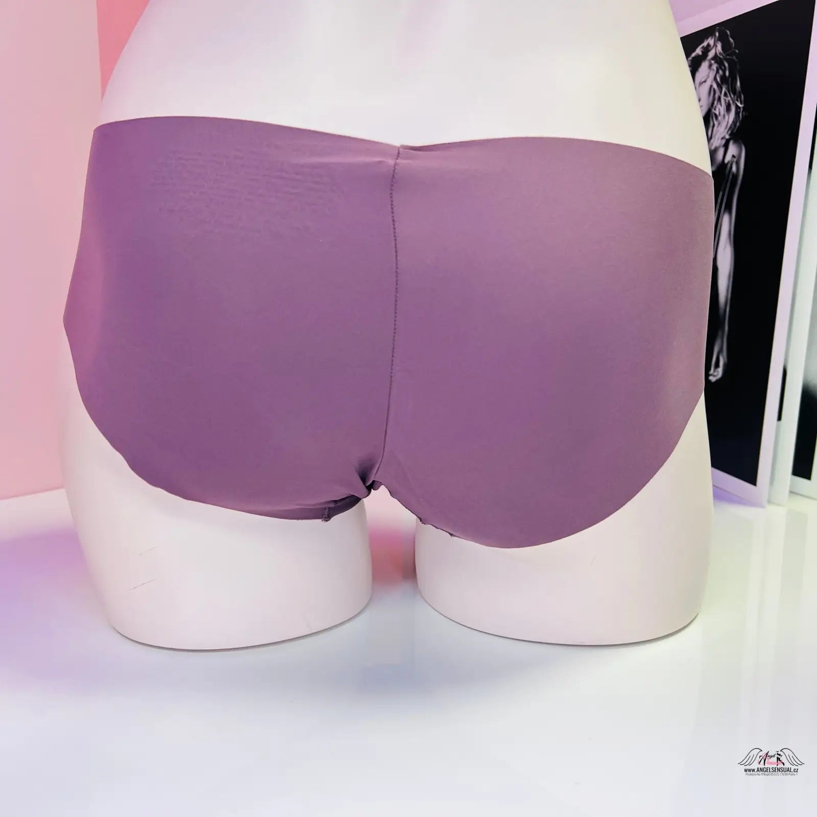 Bílá manekýna s bezešvými kalhotkami Více Barev od Victoria’s Secret, lingerie