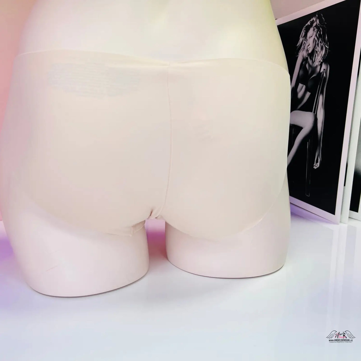 Bezešvé kalhotky Victoria’s Secret s černobílým portrétem ženy, lingerie a apparel & accessories