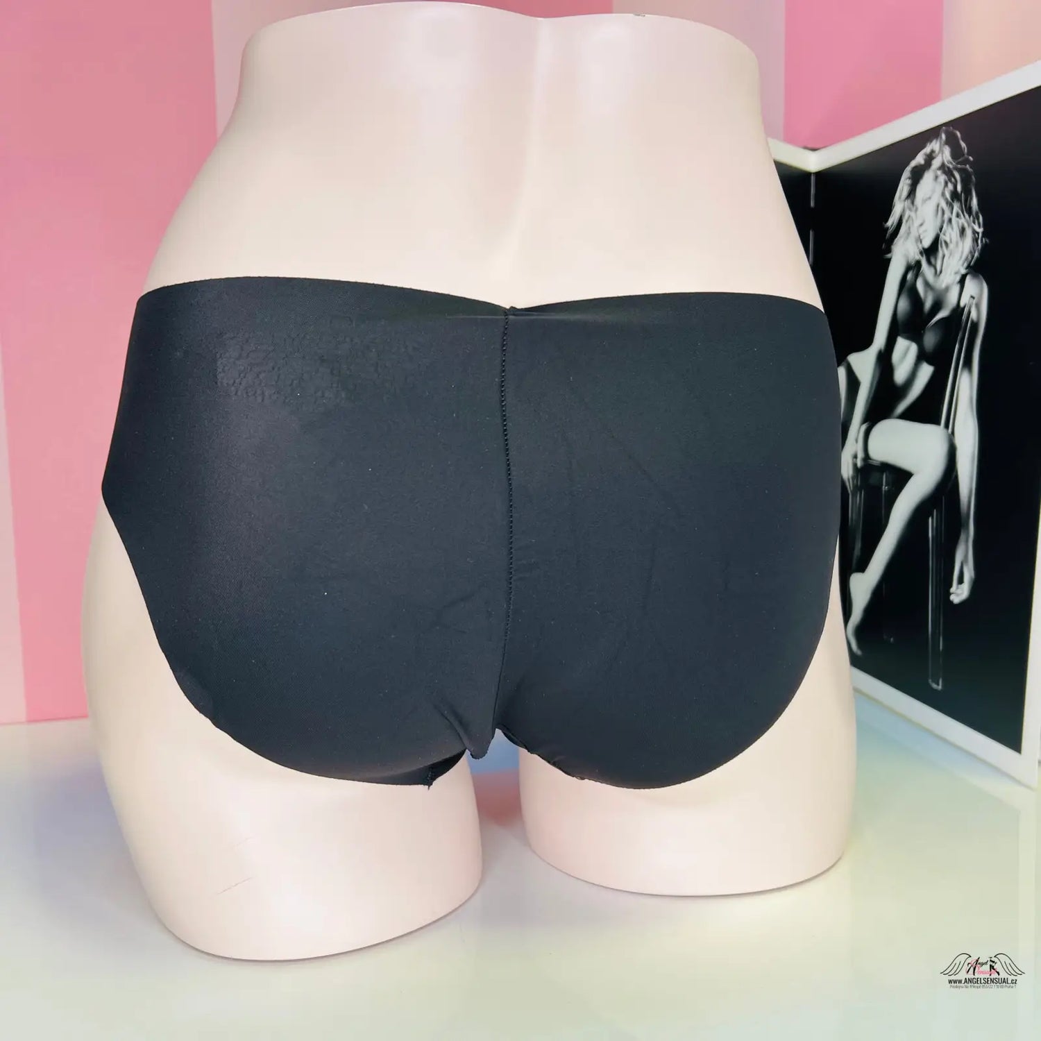 Bezešvé kalhotky Victoria’s Secret s černým designem a zlatým nápisem, lingerie