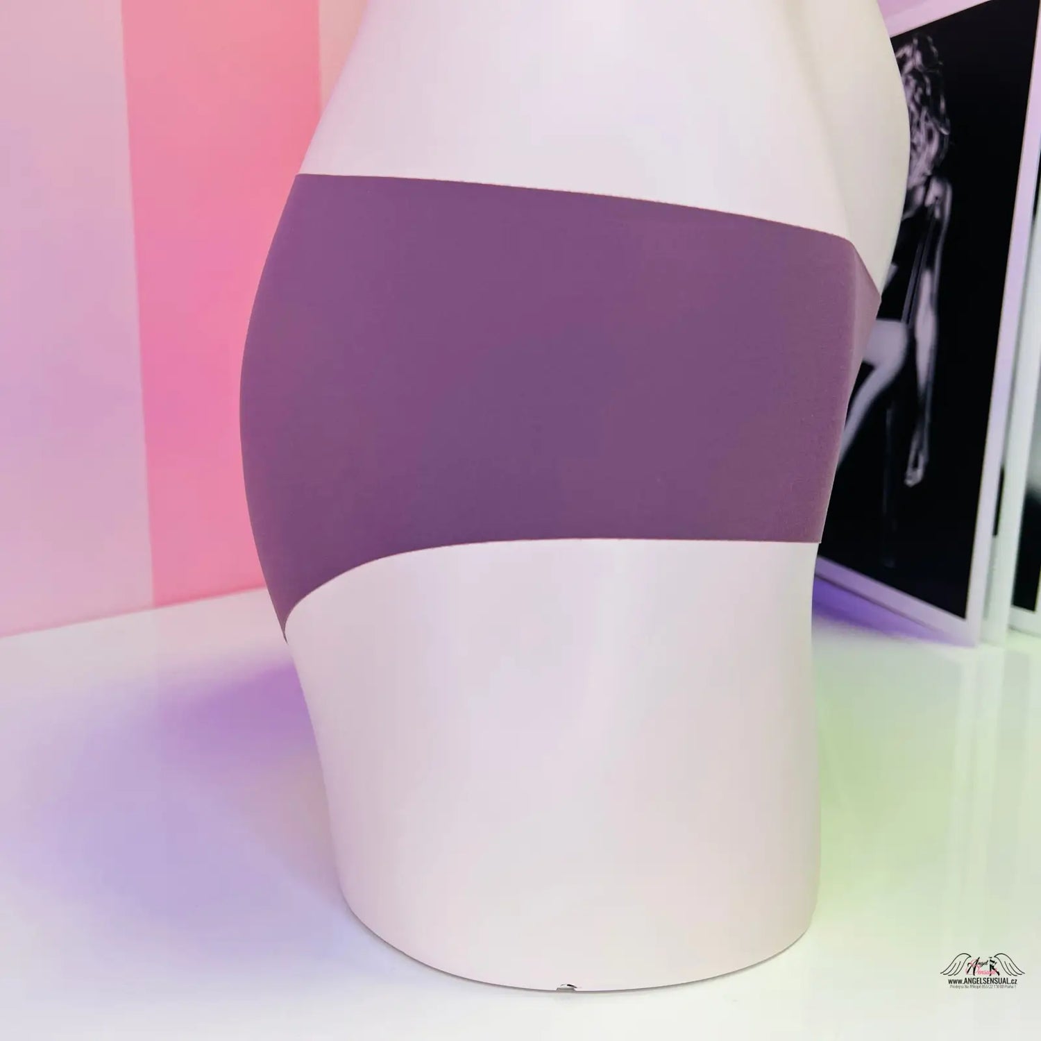 Váza s fialovým pruhem na doplňku z kolekce Victoria’s Secret bezešvé kalhotky