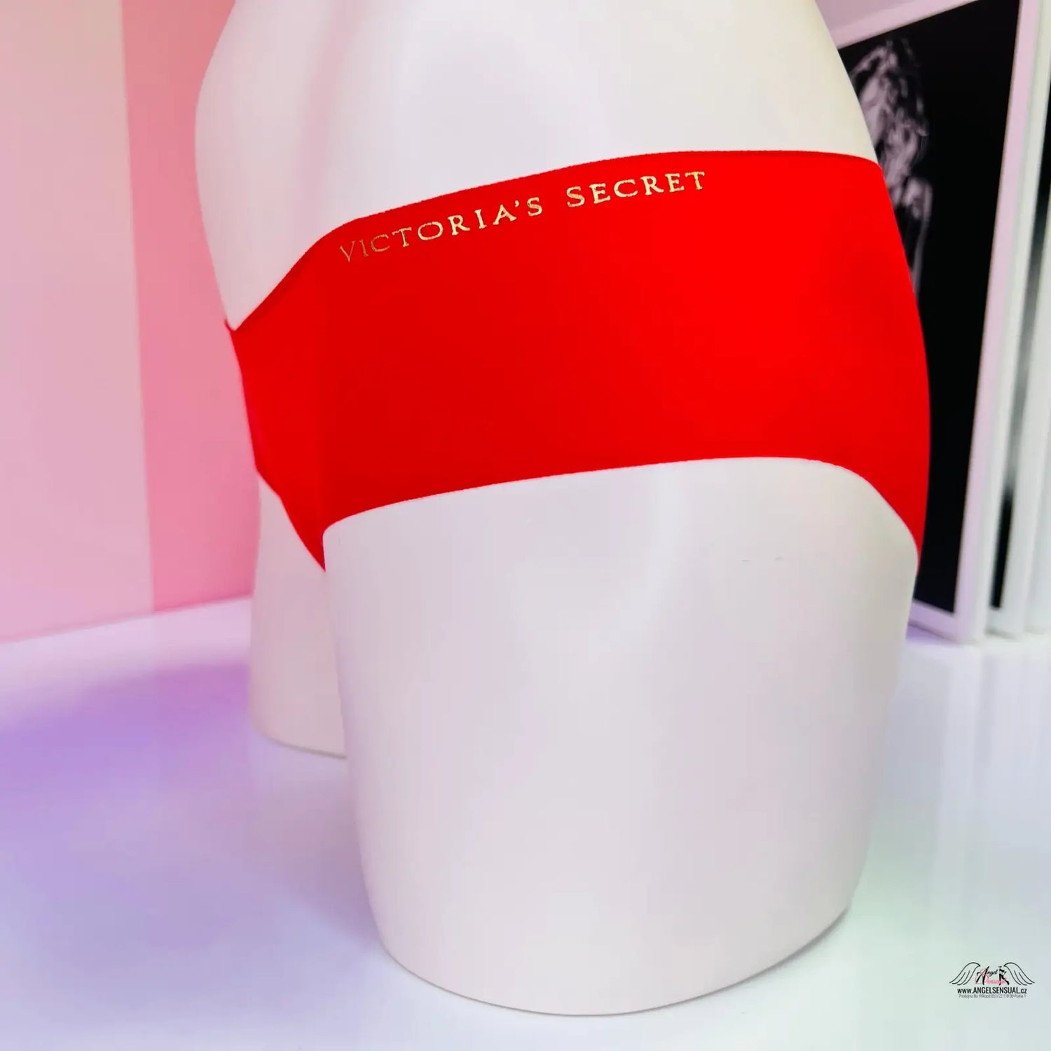 Bílá váza s červeným pruhem na obrázku z Victoria’s Secret Bezešvé Kalhotky se Zlatým Nápisem, ideální pro apparel & accessories a lingerie