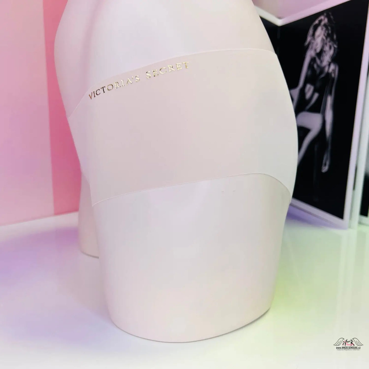 Bívala váza s růžovým pozadím, ideální pro bezešvé kalhotky a lingerie