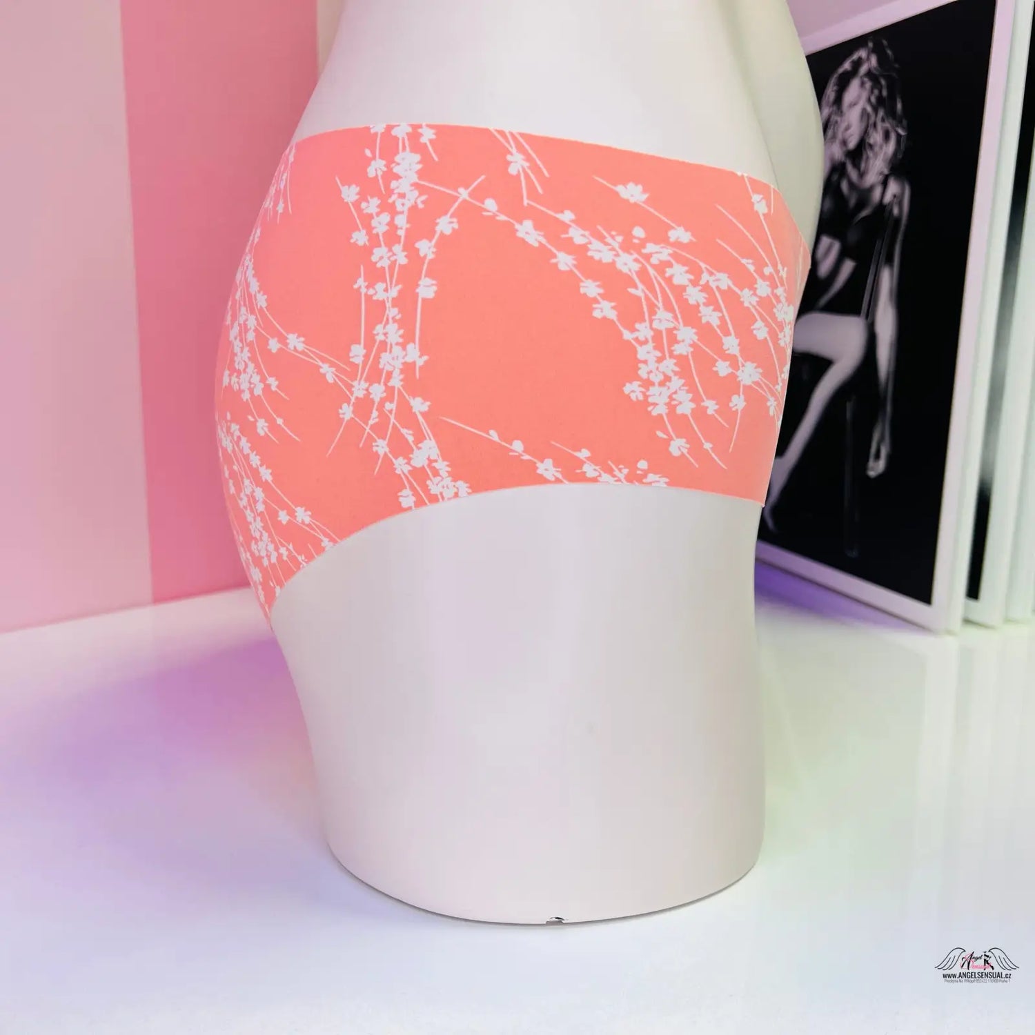 Váza s růžovým a bílým květinovým motivem na bezešvých kalhotkách Victoria’s Secret lingerie