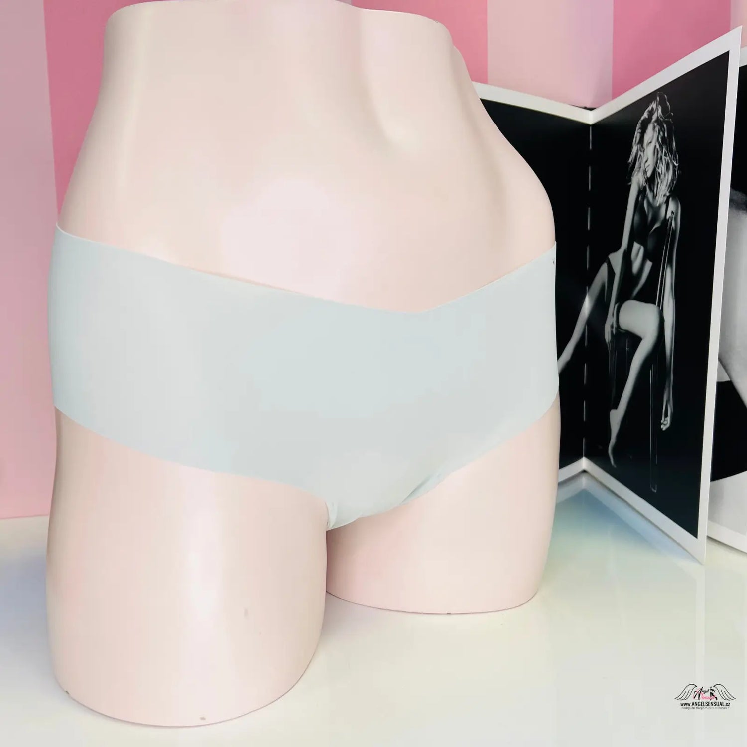 Bezešvé kalhotky Victoria’s Secret s černobílým motivem, ideální pro lingerie a apparel & accessories