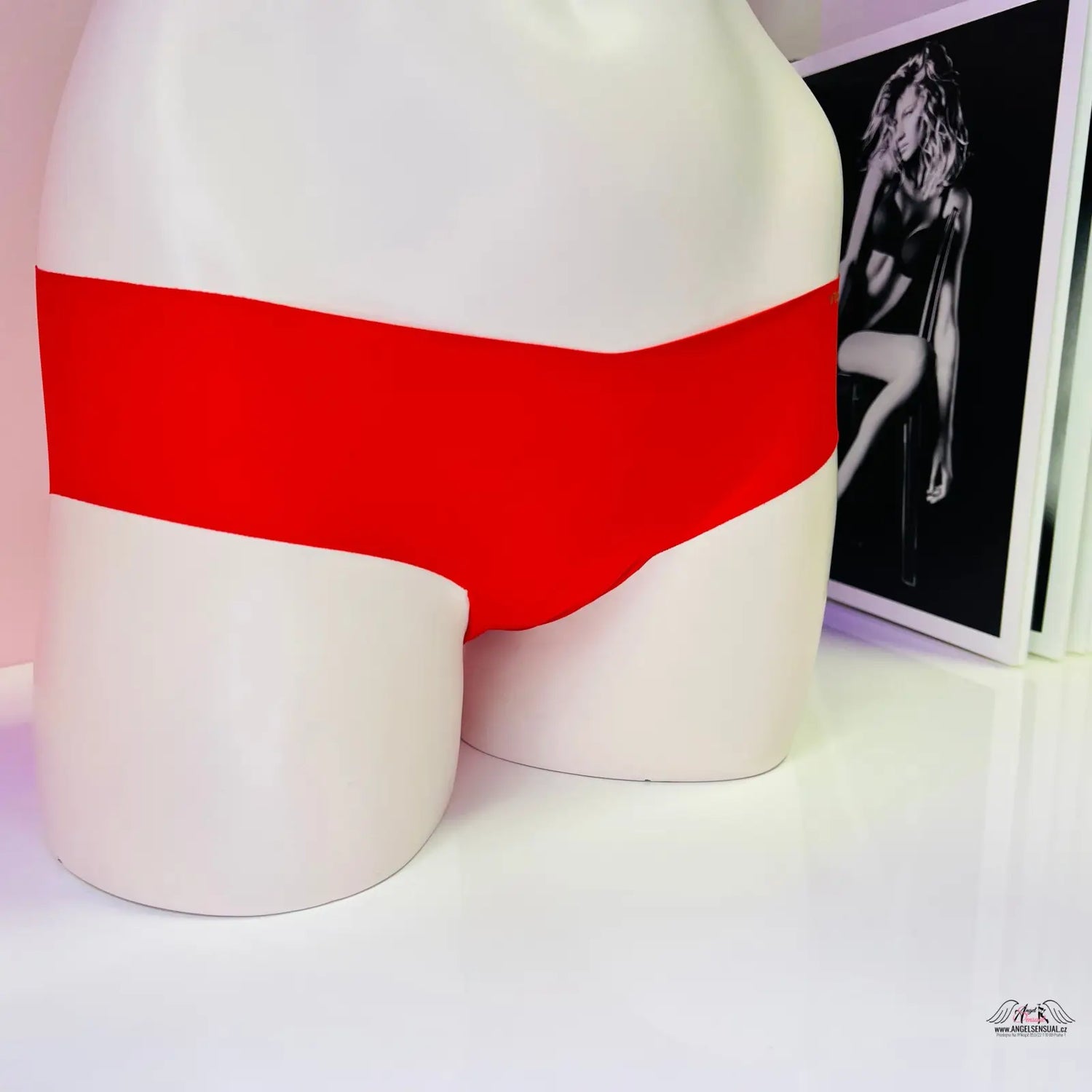 Bezešvé kalhotky Victoria’s Secret s zlatým nápisem, pohodlné lingerie a apparel & accessories