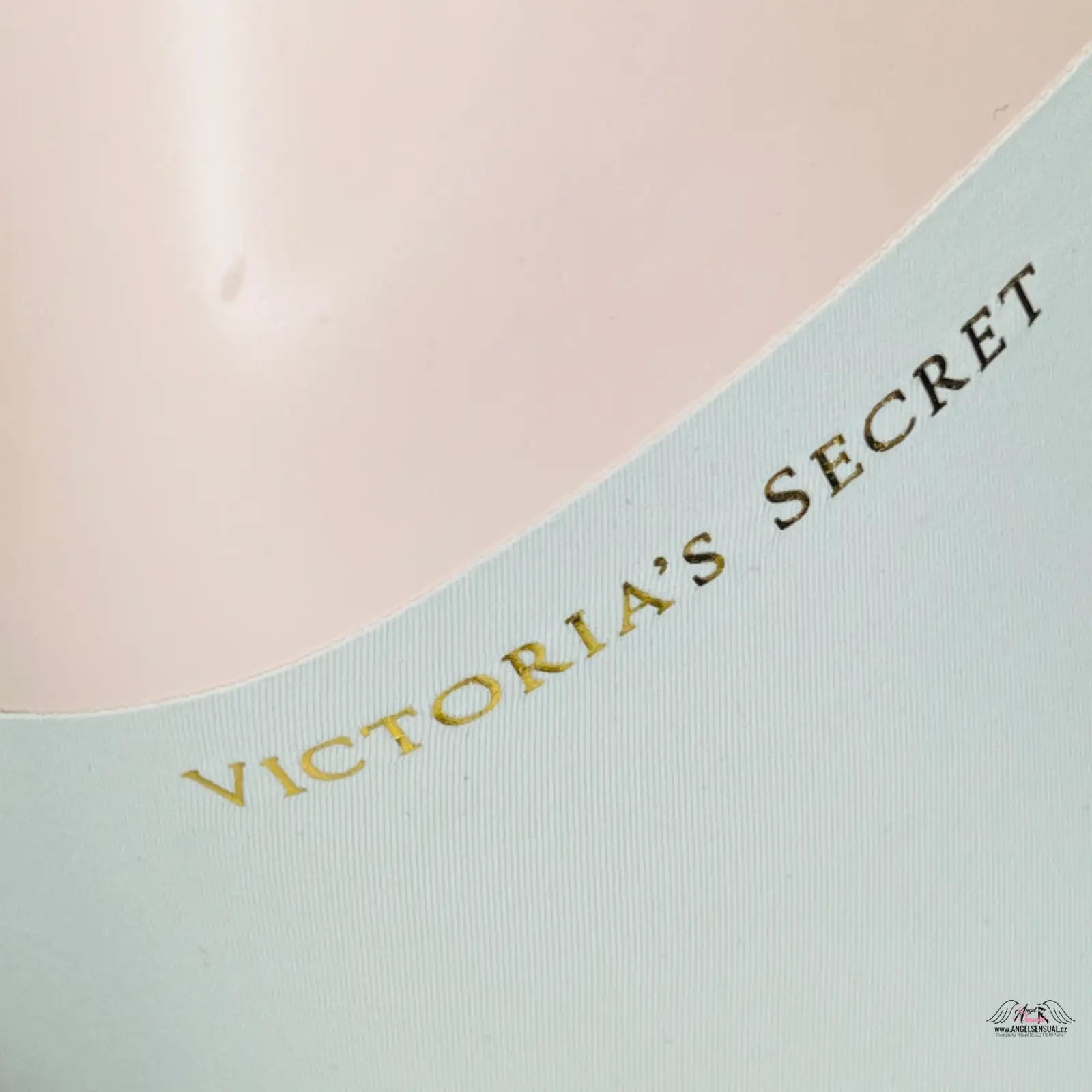 Obrázek Victoria’s Secret parfémové lahve s bezešvými kalhotkami a zlatým nápisem