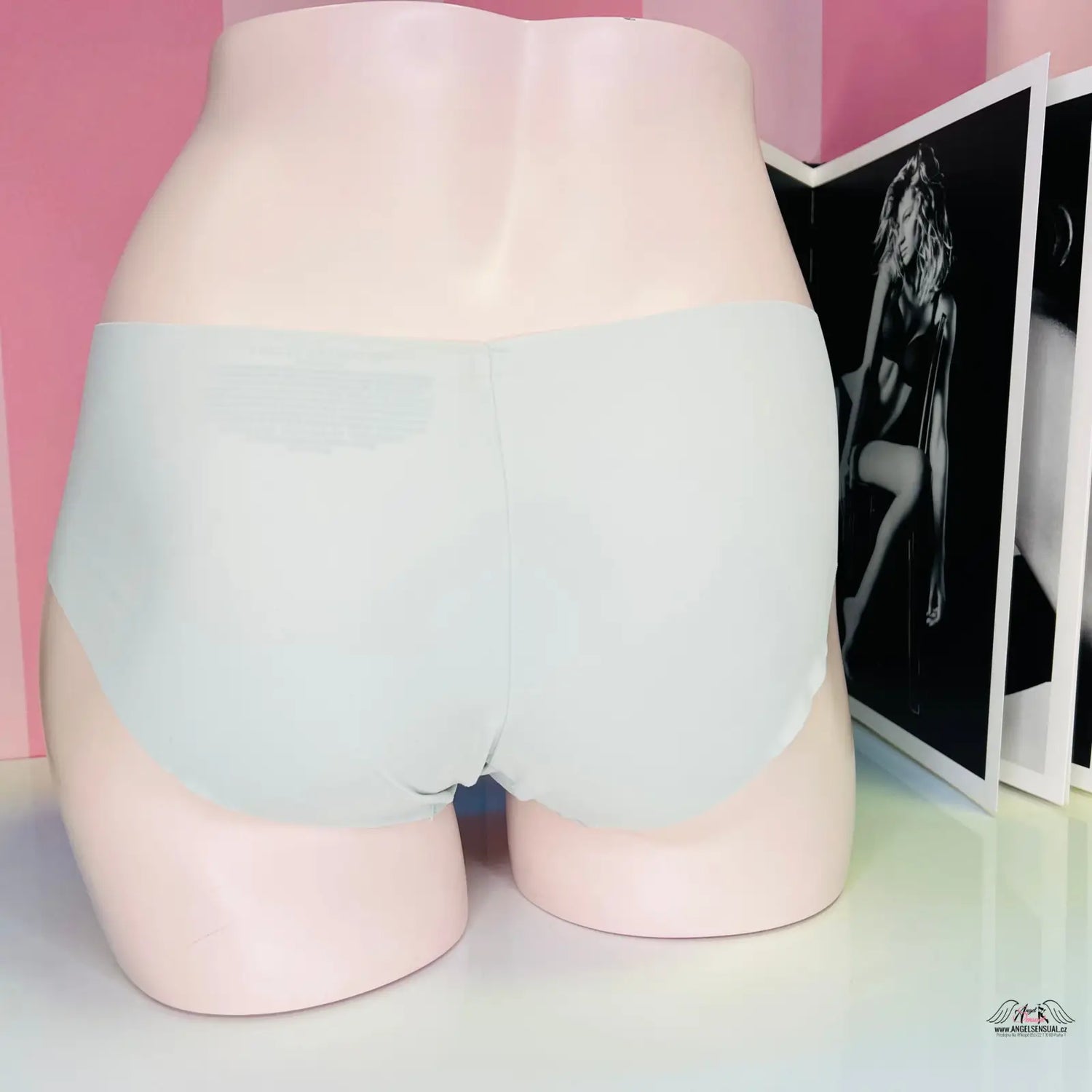 Bezešvé kalhotky Victoria’s Secret s černobílou fotografií v kategorii lingerie