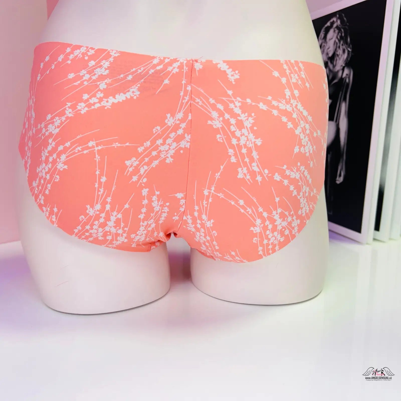 Bezešvé kalhotky s růžovým květinovým potiskem, ideální lingerie a apparel & accessories