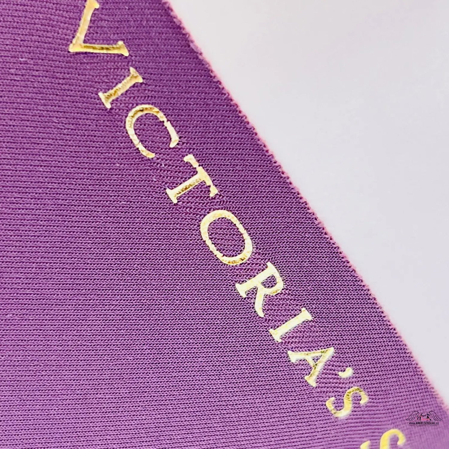 Bezešvé kalhotky Victoria’s Secret s růžovým a zlatým detailem, lingerie apparel