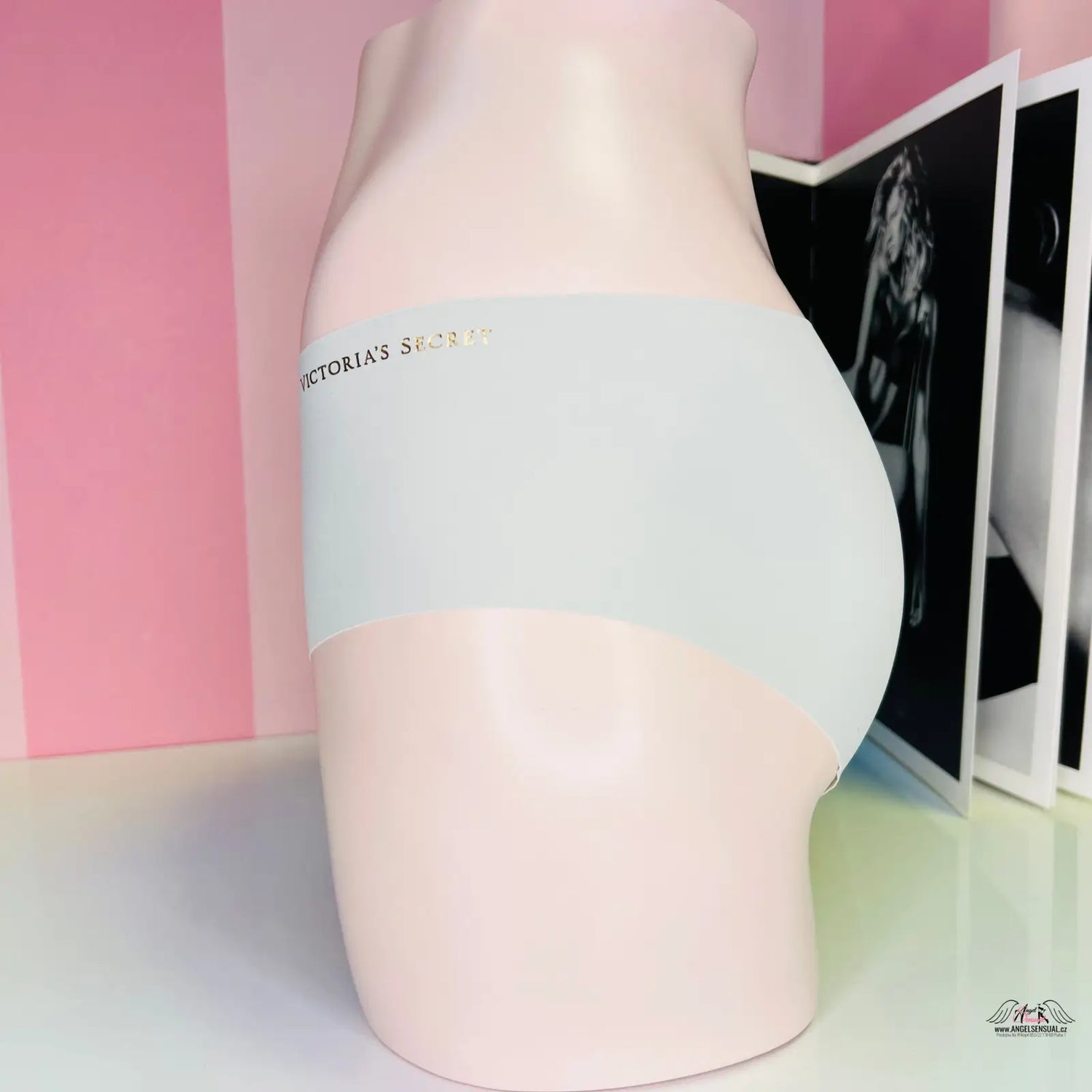 Bílá váza s růžovým a bílým designem na bezešvých kalhotkách Victoria’s Secret lingerie