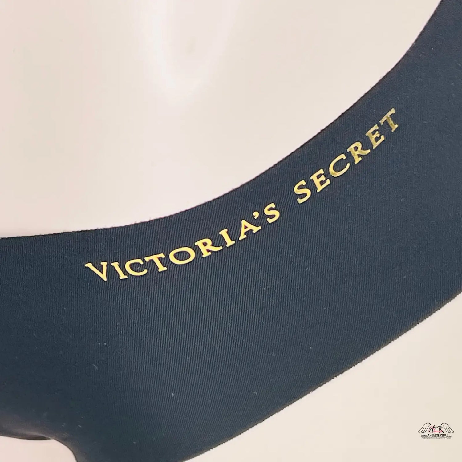 Bezešvé kalhotky Victoria’s Secret s černým páskem a zlatým nápisem v kategorii apparel & accessories