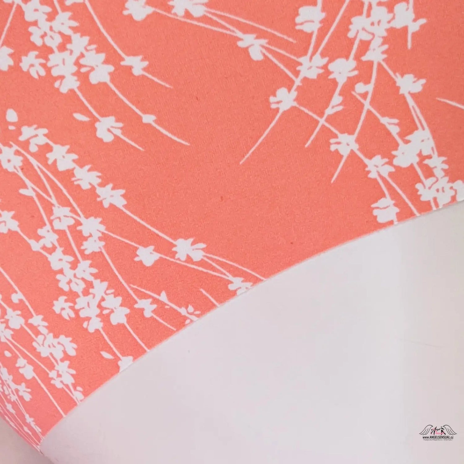 Blízký pohled na růžovo-bílý květinový vzor bezešvých kalhotek Victoria’s Secret lingerie