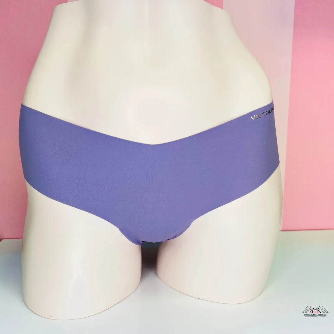 Téměř bezešvé kalhotky Victoria’s Secret s Zlatým Nápisem na růžové stěně