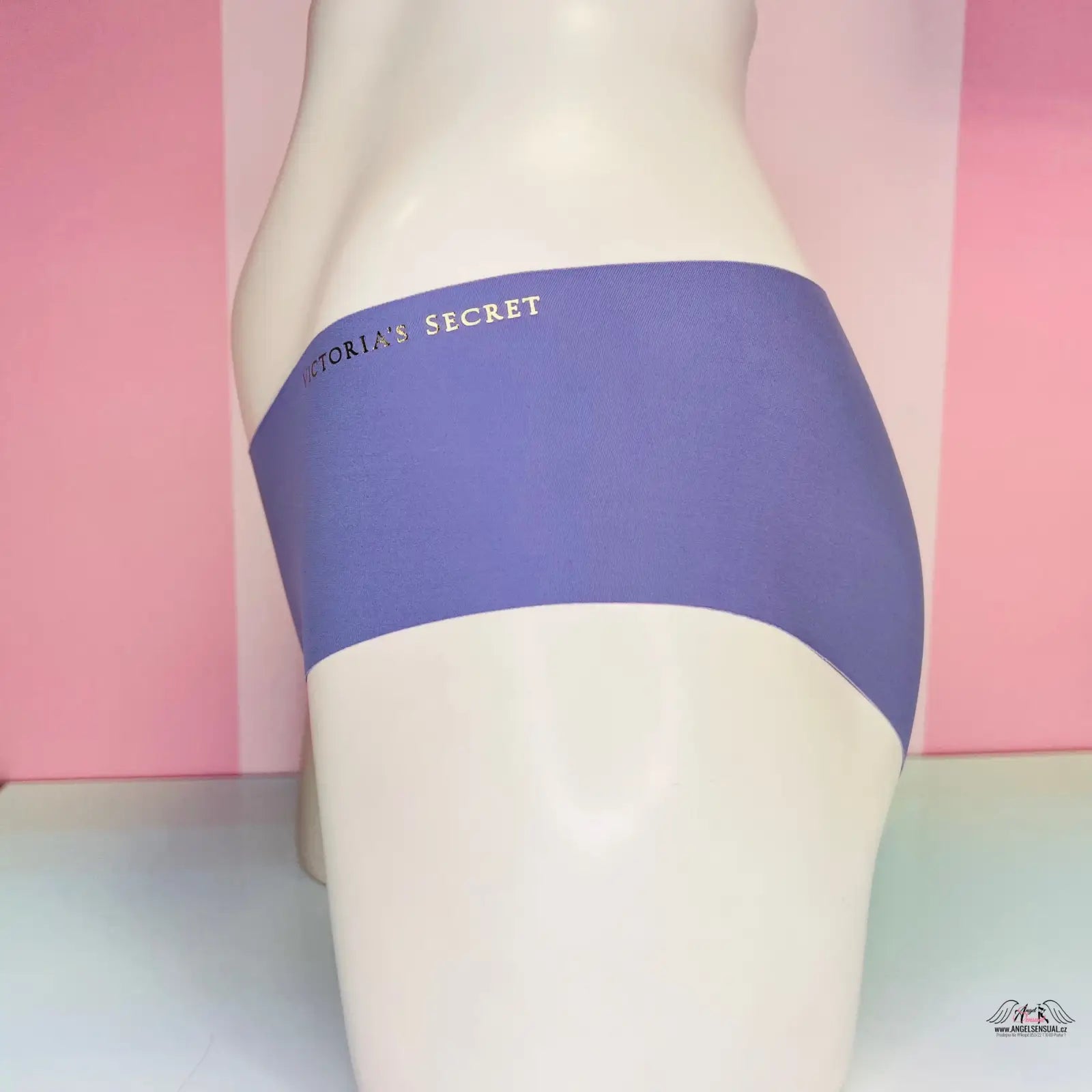 Detailní záběr téměř bezešvých kalhotek Victoria’s Secret s Zlatým Nápisem