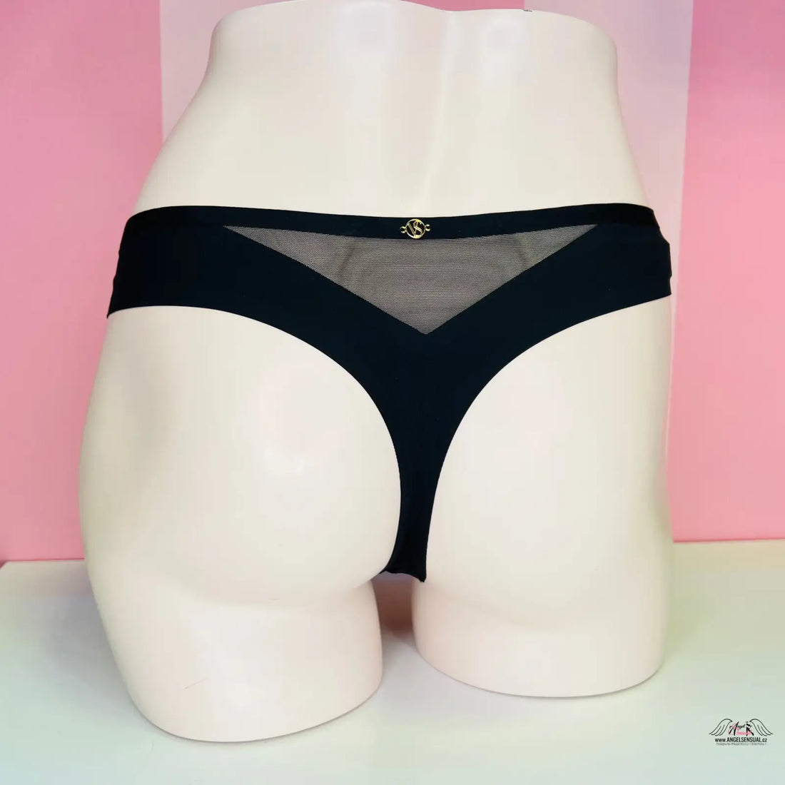 Black mesh-paneled bezešvá tanga zdobená zlatým logem na bílé figuríně