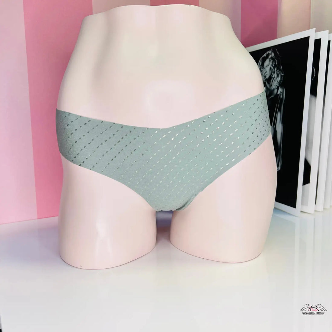 Luxusní bezešvé šedé tanga s postříbřenými detaily na ženách