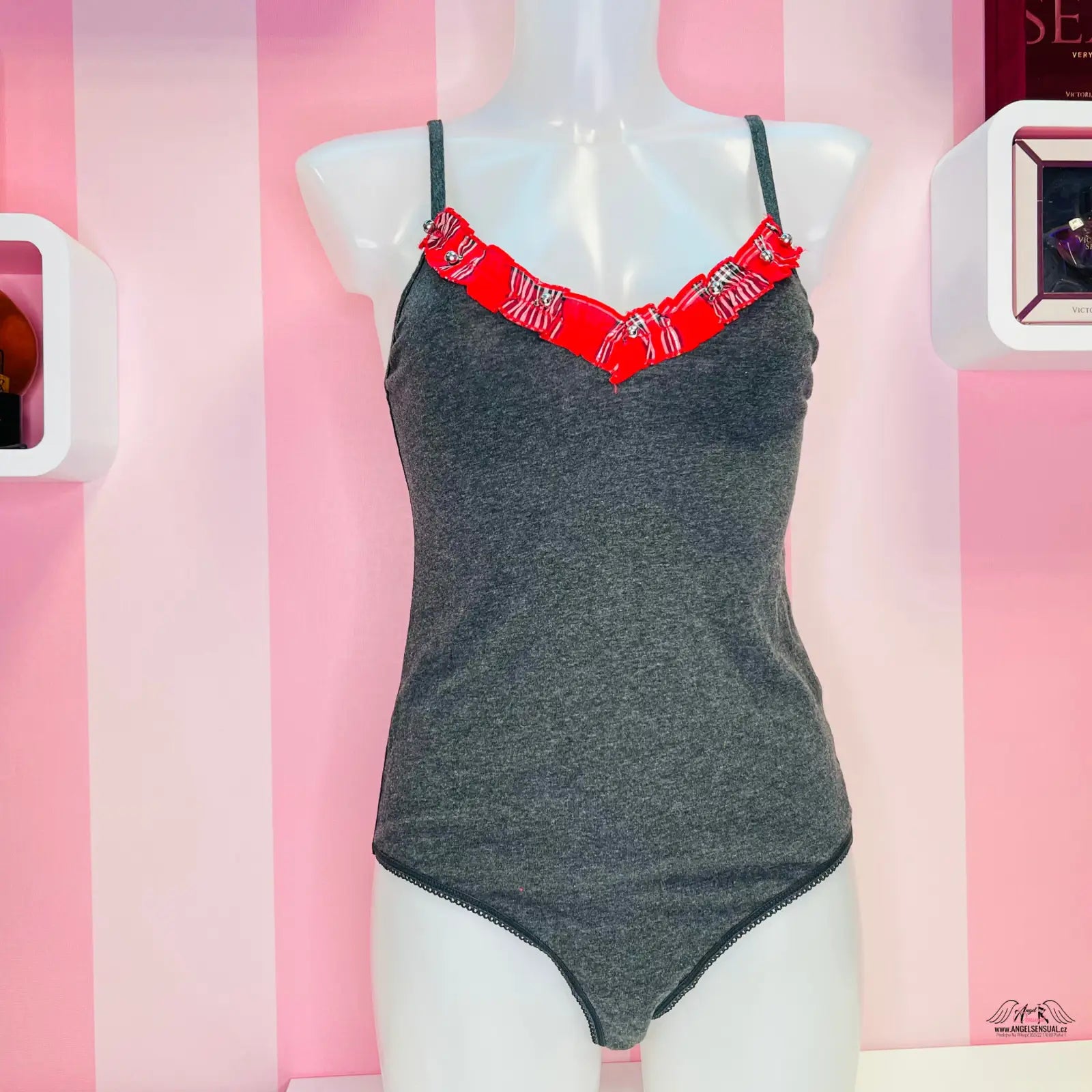 Šedé andělsky smyslné body Victoria’s Secret s červeným ruffle lemem a tenkými ramínky