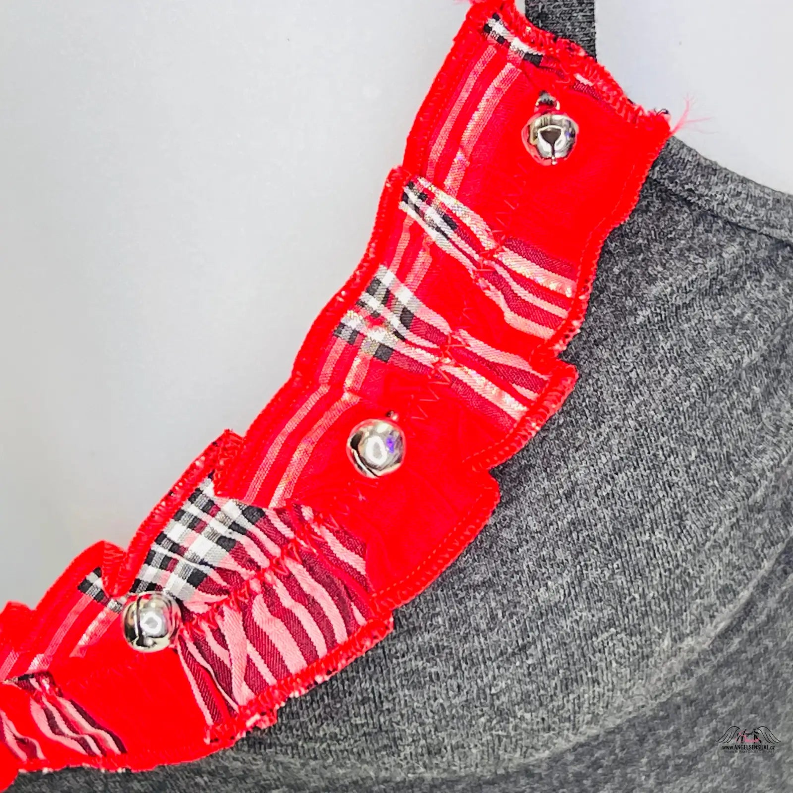 Andělský smyslný body Victoria’s Secret s červenobílým proužkovaným látkou a stříbrnými druky