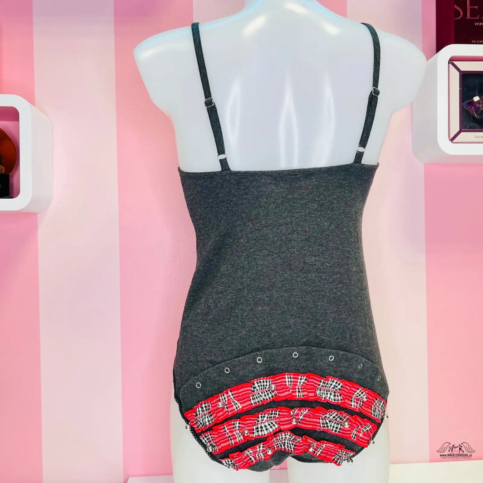 Šedé a červené vzorované andělsky smyslné tělo plavky na bílém manekýnu