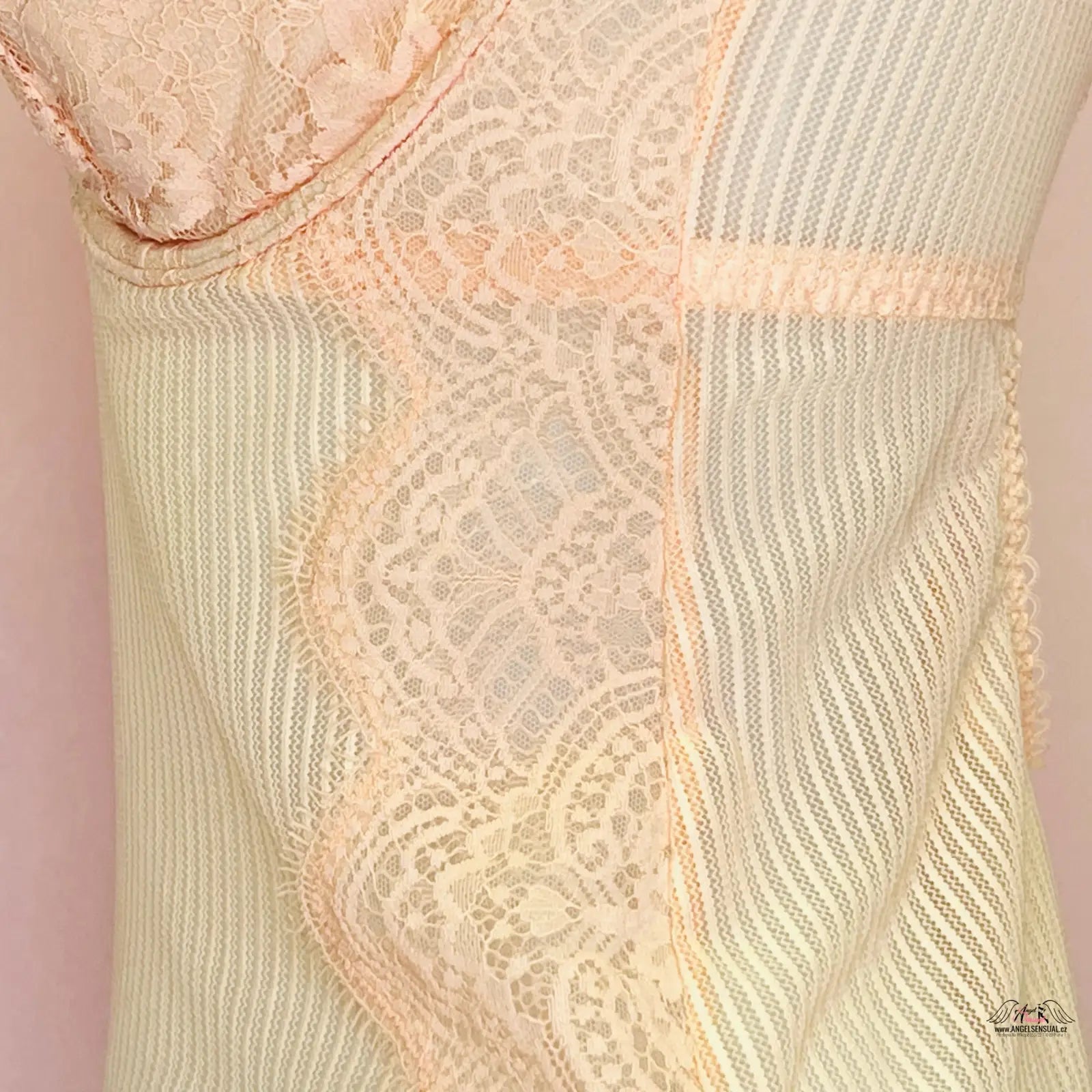 Elegantní krajkové body Victoria’s Secret s krémovou texturou a broskvovou krajkou