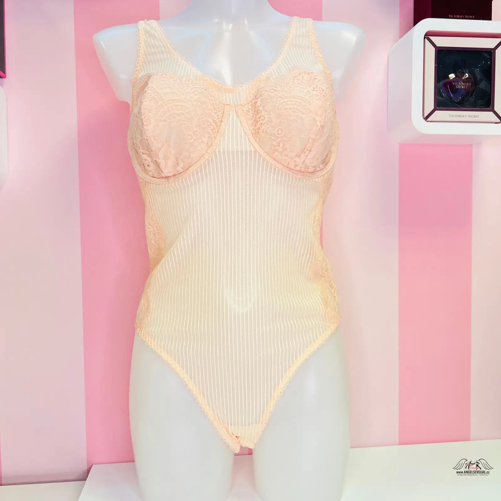 Elegantní krajkové body Victoria’s Secret s růžovým krajkovým a síťovaným designem
