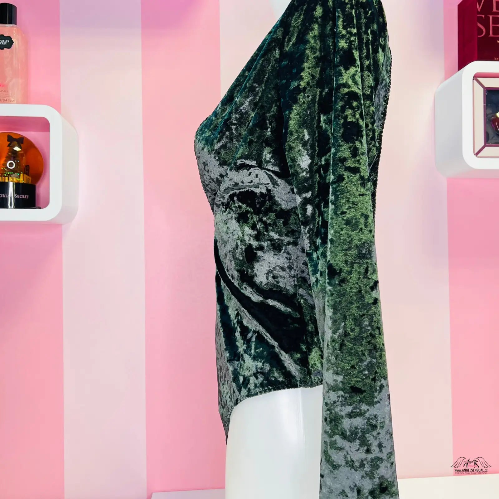 Zelená semišová bunda Victoria’s Secret s odvážným hlubokým výstřihem na manekýně