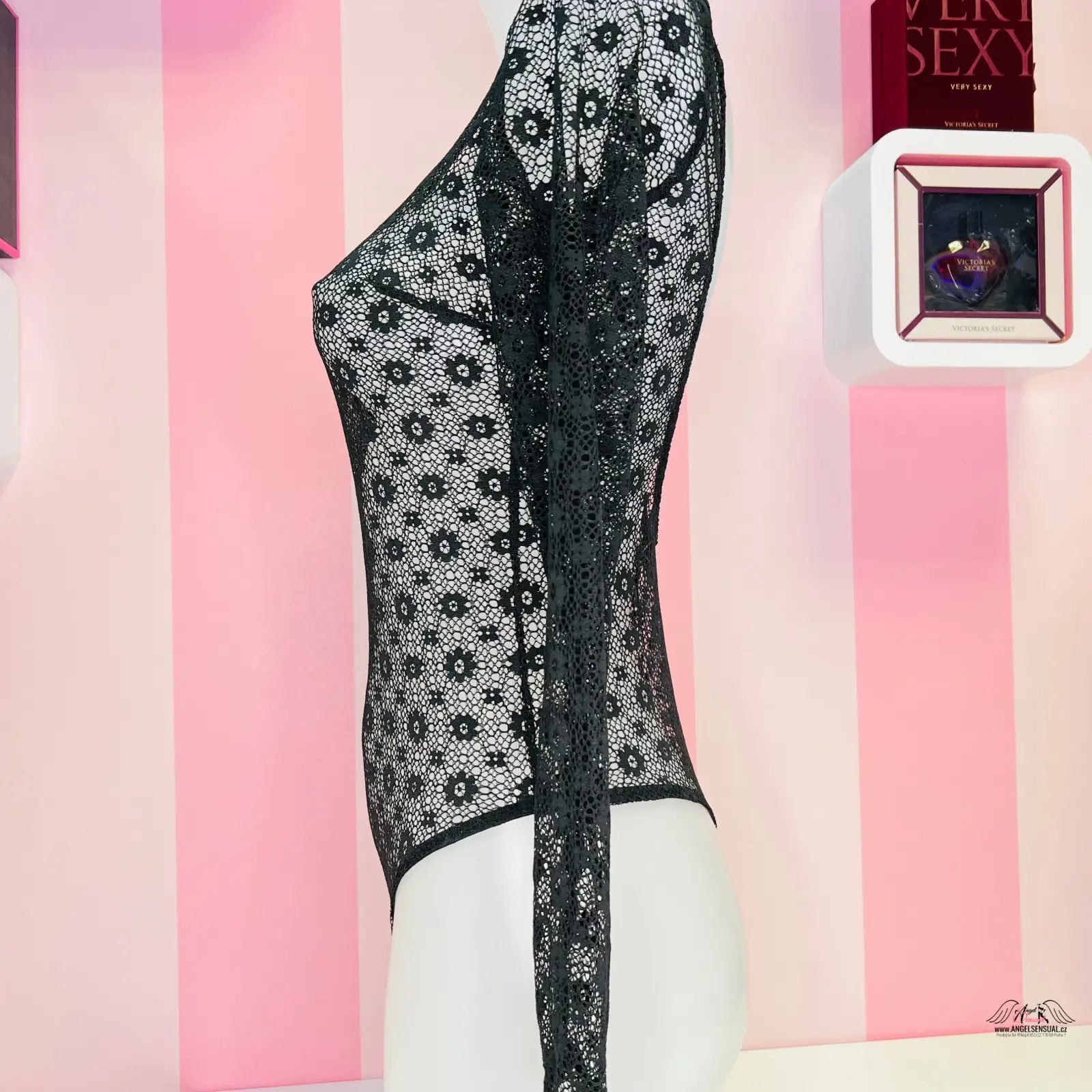 Černobílý top s krajkovým vzorem Victoria’s Secret Body Síťované odhalenými zády