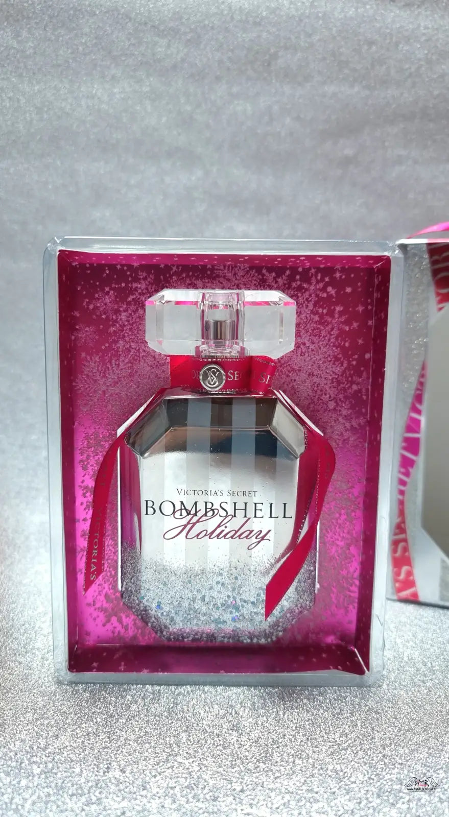 Victoria’s Secret Bombshell Holiday vůně s zimním jasmínem a březovým dřevem