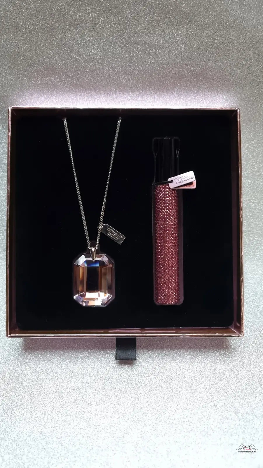 Dárková sada Victoria’s Secret Bombshell Pink Diamonds s náhrdelníkem a leskem na rty