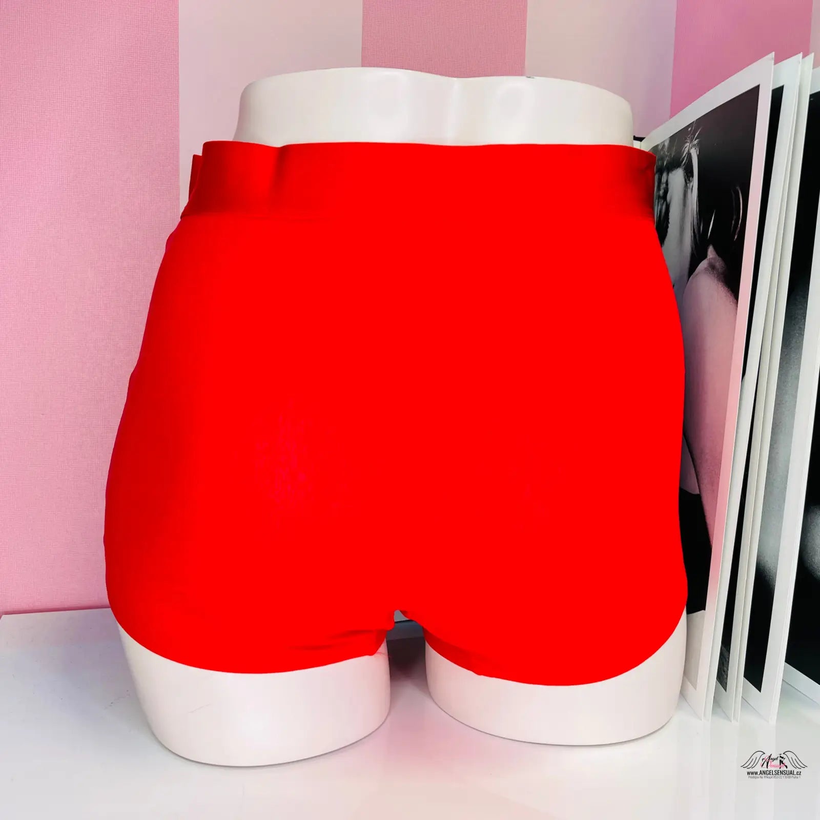 Příjemné boxerky vhodné od Victoria’s Secret v červené barvě na modelu