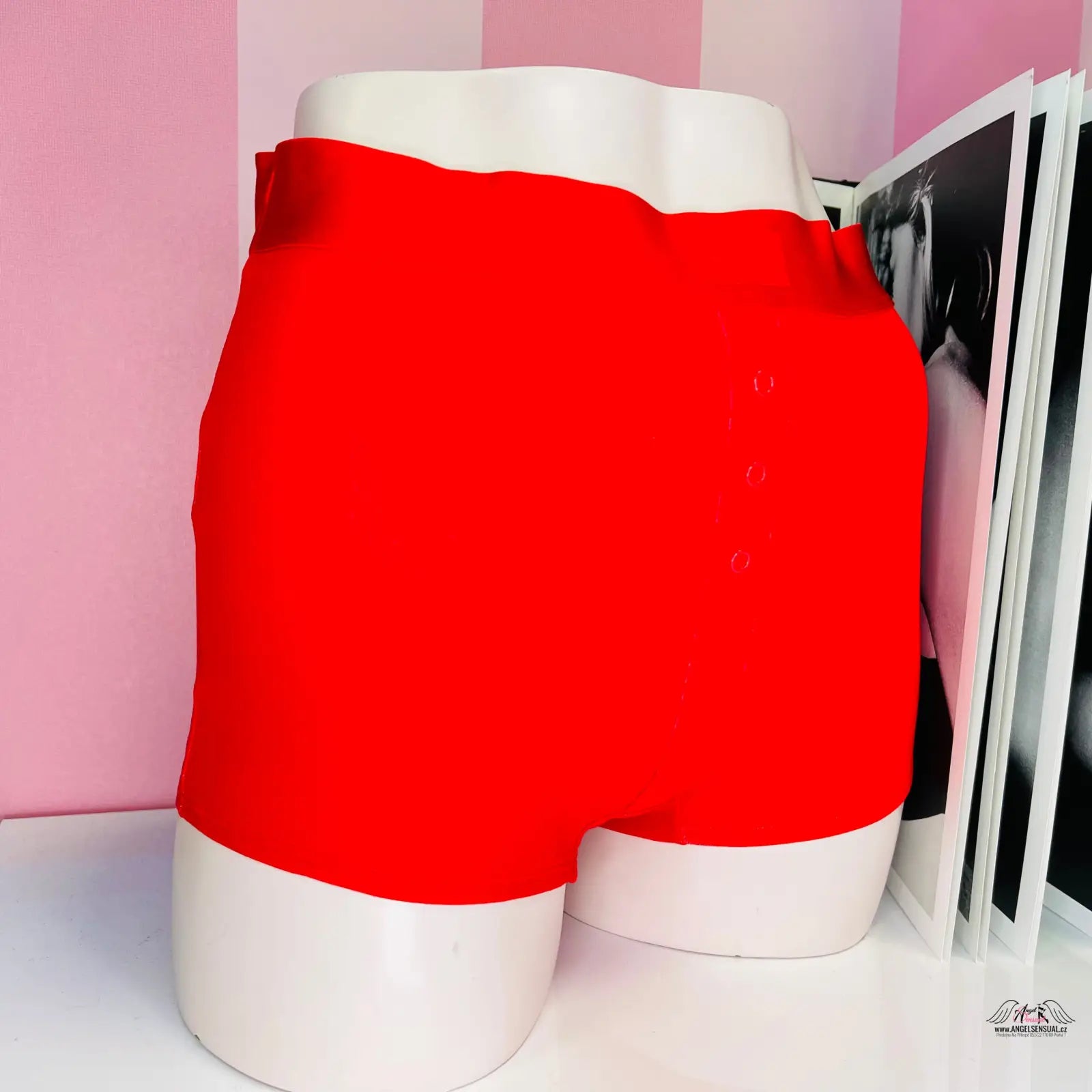 Příjemné bavlněné boxerky Victoria’s Secret na manekýně, více barev