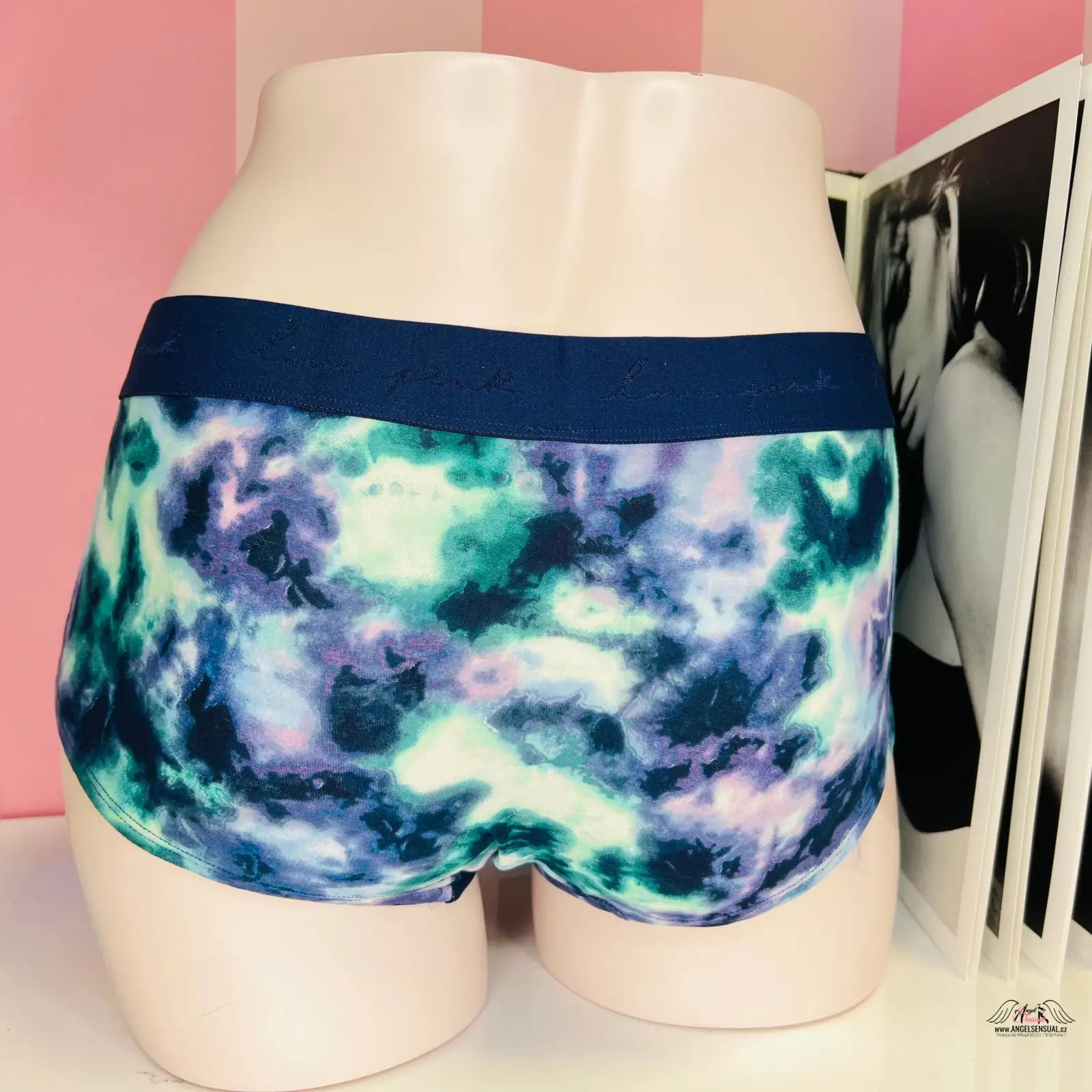 Pohodlné vícebarevné boxerky Victoria’s Secret s pevnou gumou a tie-dyed vzorem