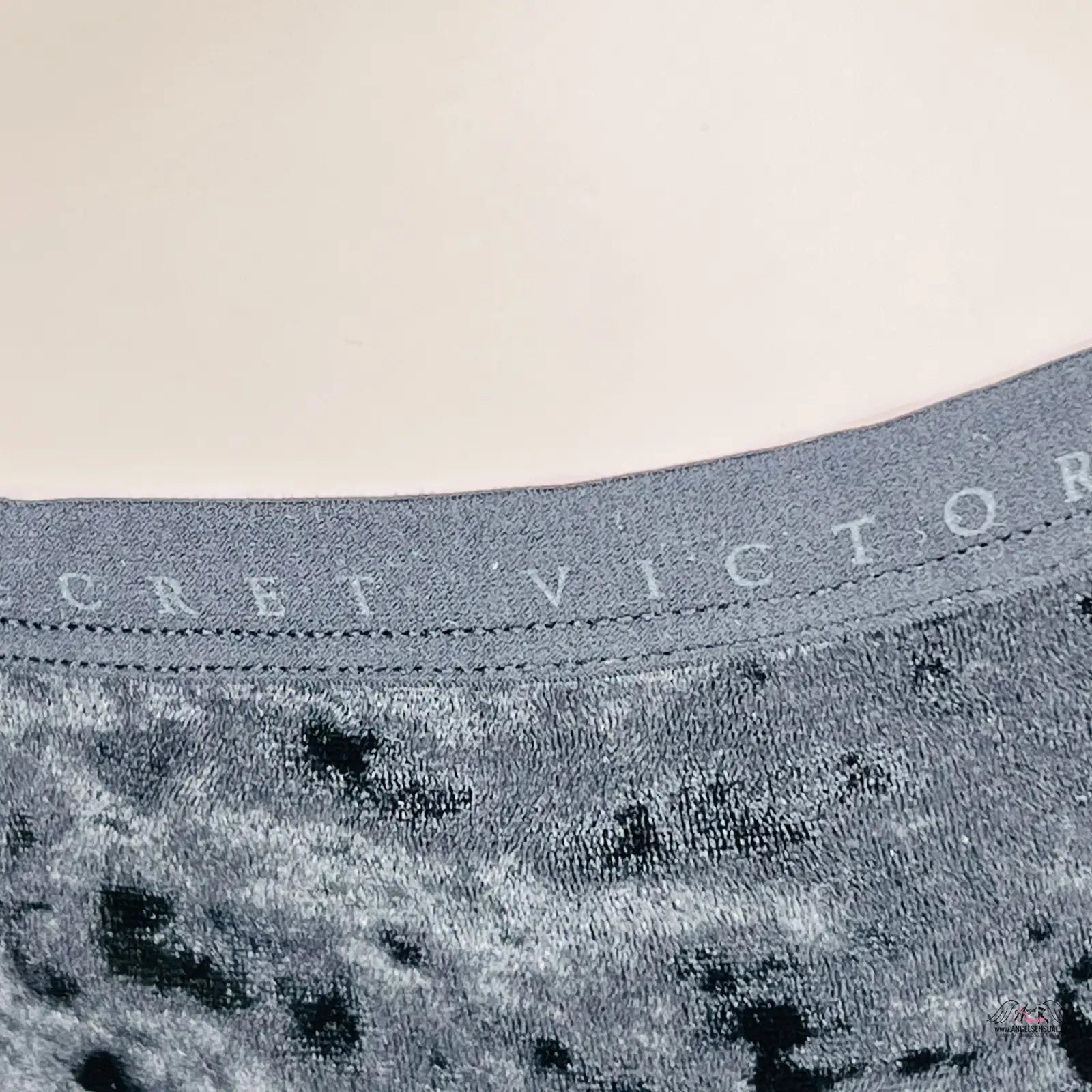 Šedé semišové boxerky Victoria’s Secret s vyšívaným textem VICTORIA, velice elastické