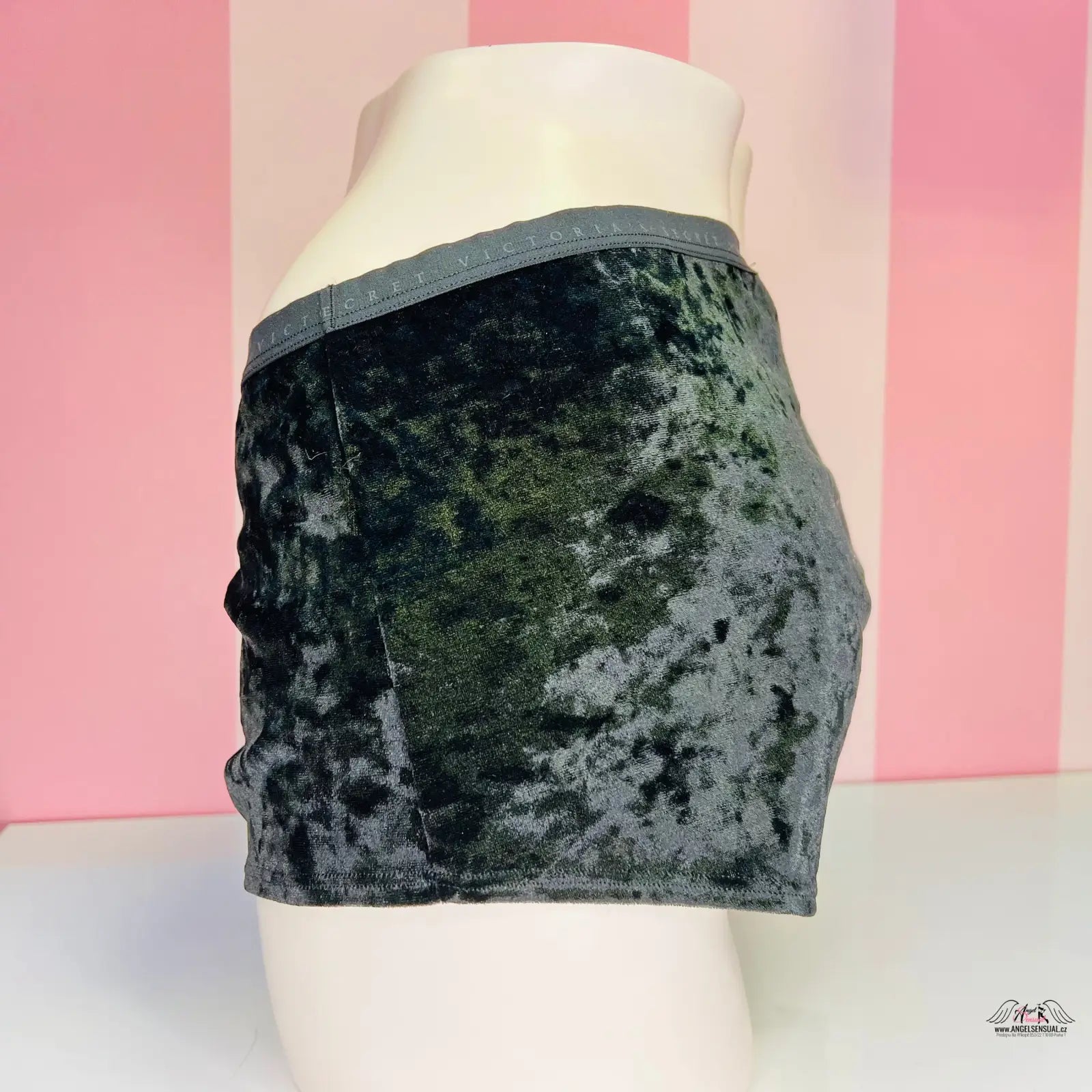 Dark green velvet shorts with elastic waistband, semišové boxerky, velice elastické apparel & accessories